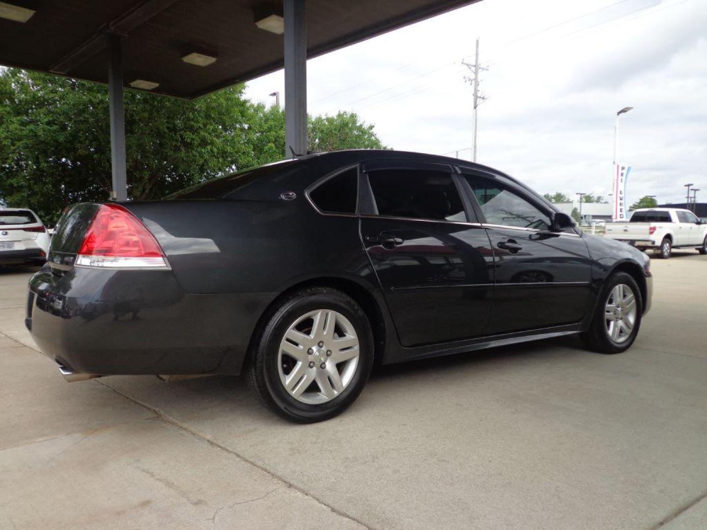 2014 GRAY CHEVROLET IMPALA LIMITED LT (2G1WB5E39E1) with an 3.6L engine, Automatic transmission, located at 6610 L St., Omaha, NE, 68117, (402) 731-7800, 41.212872, -96.014702 - LOW MILEAGE IMPALA WITH A CLEAN CARFAX, LOW MILEAGE, SUNROOF AND NEWER TIRES! *****We have found that most customers do the majority of their shopping online before visiting a dealership. For this reason we feel it necessary to have a competitive price on our used vehicles right up front. We - Photo#3