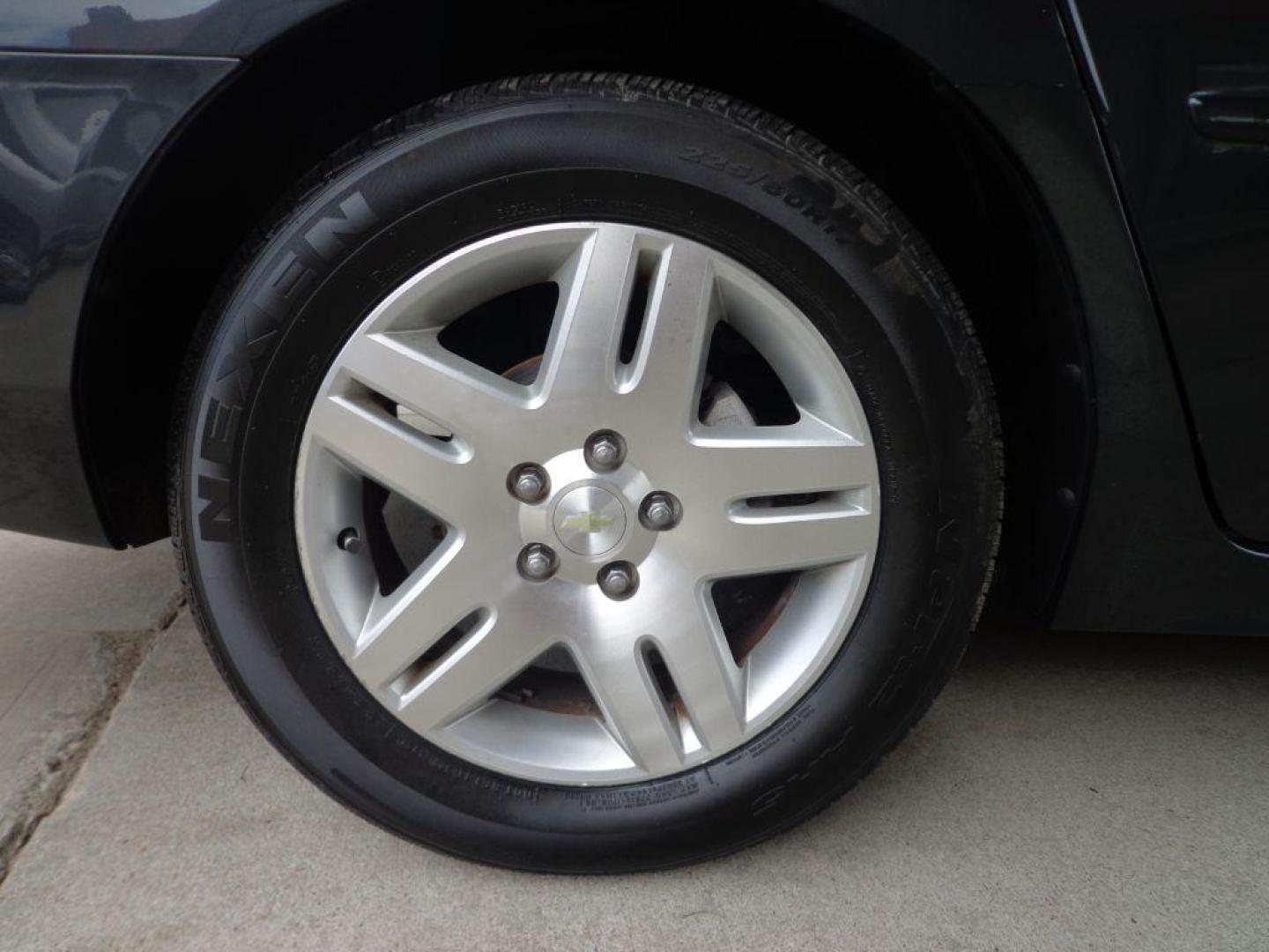 2014 GRAY CHEVROLET IMPALA LIMITED LT (2G1WB5E39E1) with an 3.6L engine, Automatic transmission, located at 6610 L St., Omaha, NE, 68117, (402) 731-7800, 41.212872, -96.014702 - LOW MILEAGE IMPALA WITH A CLEAN CARFAX, LOW MILEAGE, SUNROOF AND NEWER TIRES! *****We have found that most customers do the majority of their shopping online before visiting a dealership. For this reason we feel it necessary to have a competitive price on our used vehicles right up front. We - Photo#9