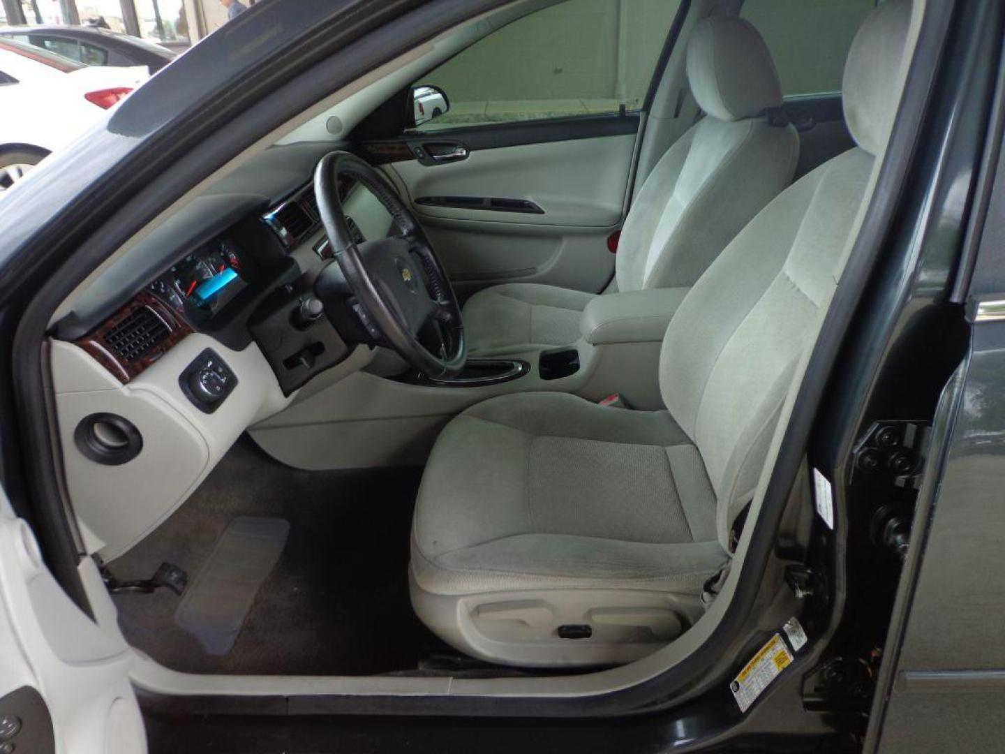 2014 GRAY CHEVROLET IMPALA LIMITED LT (2G1WB5E39E1) with an 3.6L engine, Automatic transmission, located at 6610 L St., Omaha, NE, 68117, (402) 731-7800, 41.212872, -96.014702 - LOW MILEAGE IMPALA WITH A CLEAN CARFAX, LOW MILEAGE, SUNROOF AND NEWER TIRES! *****We have found that most customers do the majority of their shopping online before visiting a dealership. For this reason we feel it necessary to have a competitive price on our used vehicles right up front. We - Photo#12