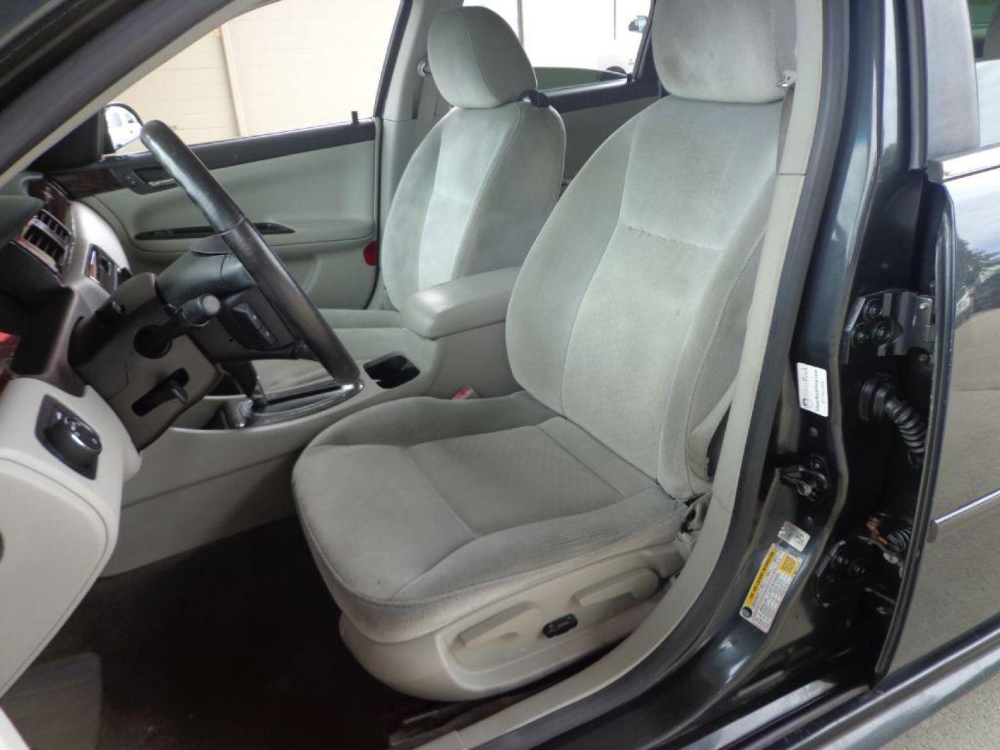 2014 GRAY CHEVROLET IMPALA LIMITED LT (2G1WB5E39E1) with an 3.6L engine, Automatic transmission, located at 6610 L St., Omaha, NE, 68117, (402) 731-7800, 41.212872, -96.014702 - LOW MILEAGE IMPALA WITH A CLEAN CARFAX, LOW MILEAGE, SUNROOF AND NEWER TIRES! *****We have found that most customers do the majority of their shopping online before visiting a dealership. For this reason we feel it necessary to have a competitive price on our used vehicles right up front. We - Photo#13
