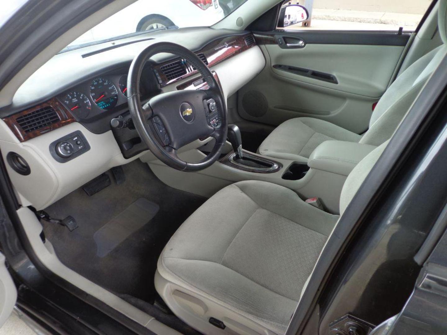 2014 GRAY CHEVROLET IMPALA LIMITED LT (2G1WB5E39E1) with an 3.6L engine, Automatic transmission, located at 6610 L St., Omaha, NE, 68117, (402) 731-7800, 41.212872, -96.014702 - LOW MILEAGE IMPALA WITH A CLEAN CARFAX, LOW MILEAGE, SUNROOF AND NEWER TIRES! *****We have found that most customers do the majority of their shopping online before visiting a dealership. For this reason we feel it necessary to have a competitive price on our used vehicles right up front. We - Photo#14