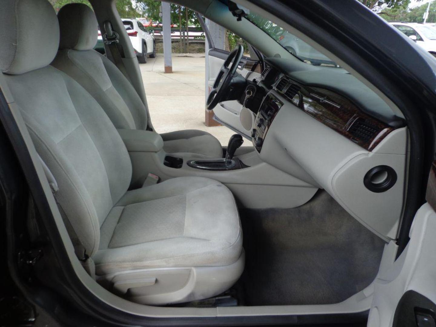 2014 GRAY CHEVROLET IMPALA LIMITED LT (2G1WB5E39E1) with an 3.6L engine, Automatic transmission, located at 6610 L St., Omaha, NE, 68117, (402) 731-7800, 41.212872, -96.014702 - LOW MILEAGE IMPALA WITH A CLEAN CARFAX, LOW MILEAGE, SUNROOF AND NEWER TIRES! *****We have found that most customers do the majority of their shopping online before visiting a dealership. For this reason we feel it necessary to have a competitive price on our used vehicles right up front. We - Photo#15
