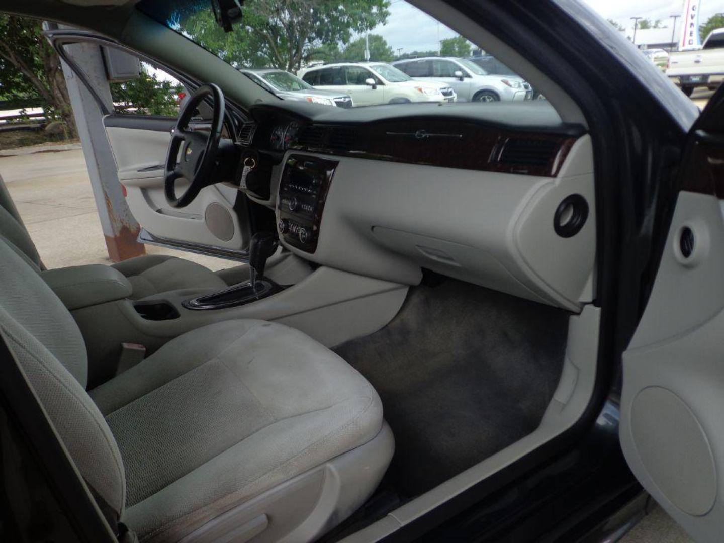 2014 GRAY CHEVROLET IMPALA LIMITED LT (2G1WB5E39E1) with an 3.6L engine, Automatic transmission, located at 6610 L St., Omaha, NE, 68117, (402) 731-7800, 41.212872, -96.014702 - LOW MILEAGE IMPALA WITH A CLEAN CARFAX, LOW MILEAGE, SUNROOF AND NEWER TIRES! *****We have found that most customers do the majority of their shopping online before visiting a dealership. For this reason we feel it necessary to have a competitive price on our used vehicles right up front. We - Photo#17