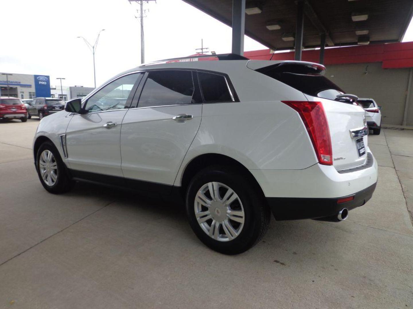 2015 WHITE CADILLAC SRX LUXURY COLLECTION (3GYFNEE38FS) with an 3.6L engine, Automatic transmission, located at 6610 L St., Omaha, NE, 68117, (402) 731-7800, 41.212872, -96.014702 - THIS VEHICLE HAS A CLEAN TITLE WITH A FREE CARFAX PROVIDED! 2-OWNER, CLEAN CARFAX, LOW MILEAGE, LOADED WITH OPTIONS AND NEWER TIRES! *****We have found that most customers do the majority of their shopping online before visiting a dealership. For this reason we feel it necessary to have a comp - Photo#5