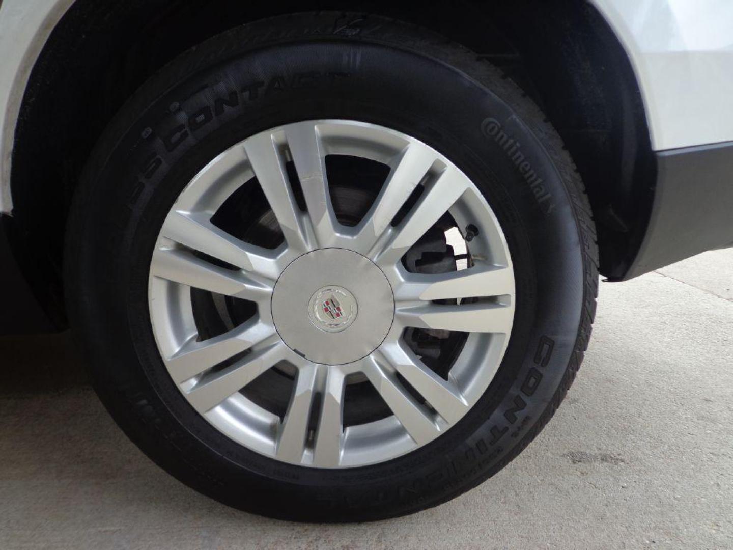 2015 WHITE CADILLAC SRX LUXURY COLLECTION (3GYFNEE38FS) with an 3.6L engine, Automatic transmission, located at 6610 L St., Omaha, NE, 68117, (402) 731-7800, 41.212872, -96.014702 - THIS VEHICLE HAS A CLEAN TITLE WITH A FREE CARFAX PROVIDED! 2-OWNER, CLEAN CARFAX, LOW MILEAGE, LOADED WITH OPTIONS AND NEWER TIRES! *****We have found that most customers do the majority of their shopping online before visiting a dealership. For this reason we feel it necessary to have a comp - Photo#10