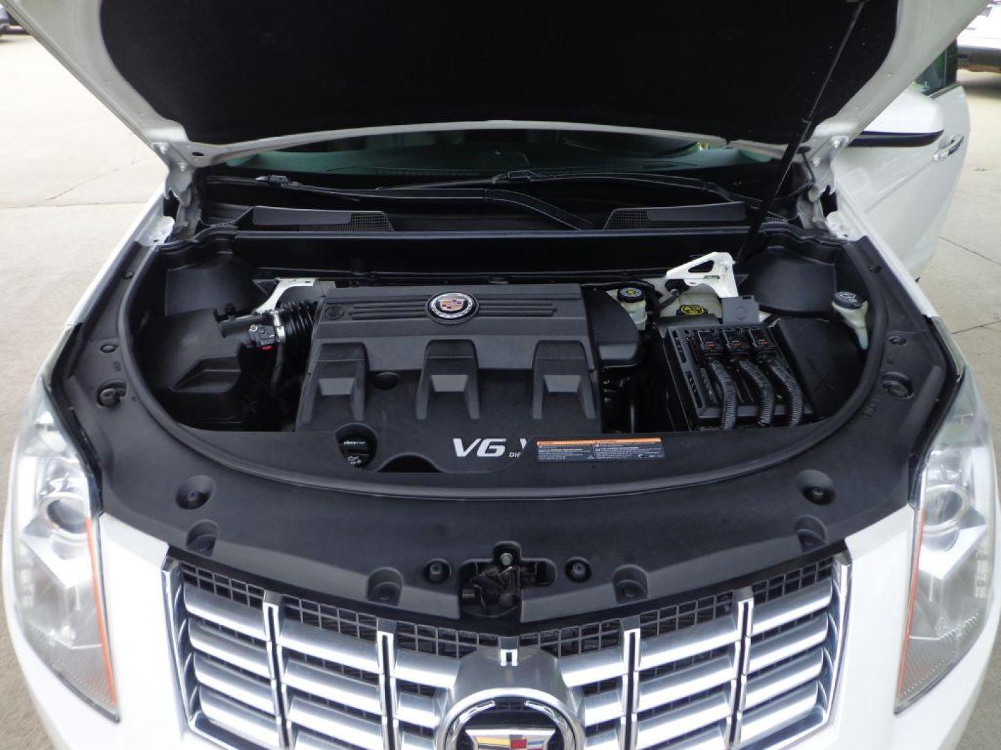 2015 WHITE CADILLAC SRX LUXURY COLLECTION (3GYFNEE38FS) with an 3.6L engine, Automatic transmission, located at 6610 L St., Omaha, NE, 68117, (402) 731-7800, 41.212872, -96.014702 - THIS VEHICLE HAS A CLEAN TITLE WITH A FREE CARFAX PROVIDED! 2-OWNER, CLEAN CARFAX, LOW MILEAGE, LOADED WITH OPTIONS AND NEWER TIRES! *****We have found that most customers do the majority of their shopping online before visiting a dealership. For this reason we feel it necessary to have a comp - Photo#11