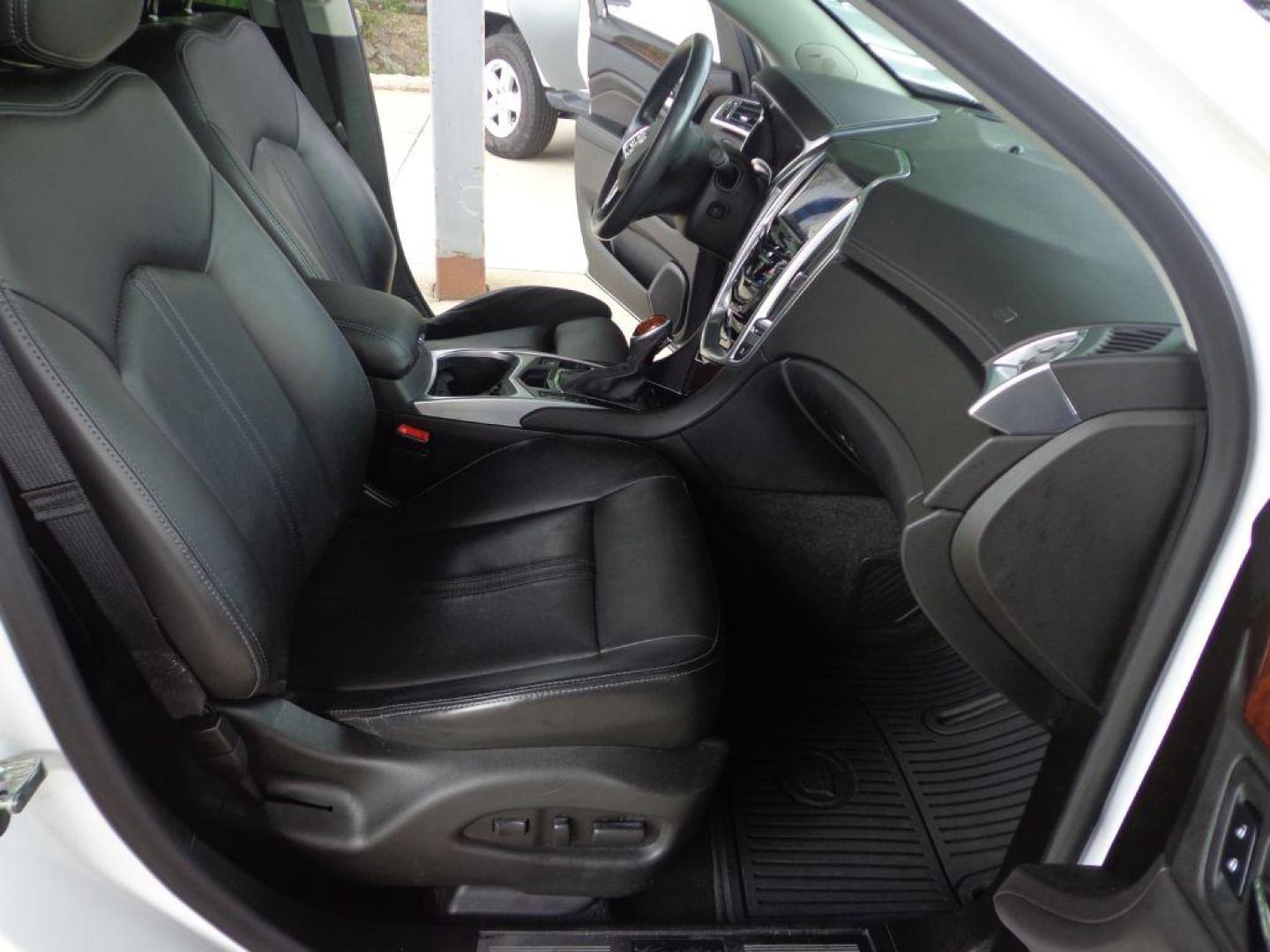 2015 WHITE CADILLAC SRX LUXURY COLLECTION (3GYFNEE38FS) with an 3.6L engine, Automatic transmission, located at 6610 L St., Omaha, NE, 68117, (402) 731-7800, 41.212872, -96.014702 - THIS VEHICLE HAS A CLEAN TITLE WITH A FREE CARFAX PROVIDED! 2-OWNER, CLEAN CARFAX, LOW MILEAGE, LOADED WITH OPTIONS AND NEWER TIRES! *****We have found that most customers do the majority of their shopping online before visiting a dealership. For this reason we feel it necessary to have a comp - Photo#15