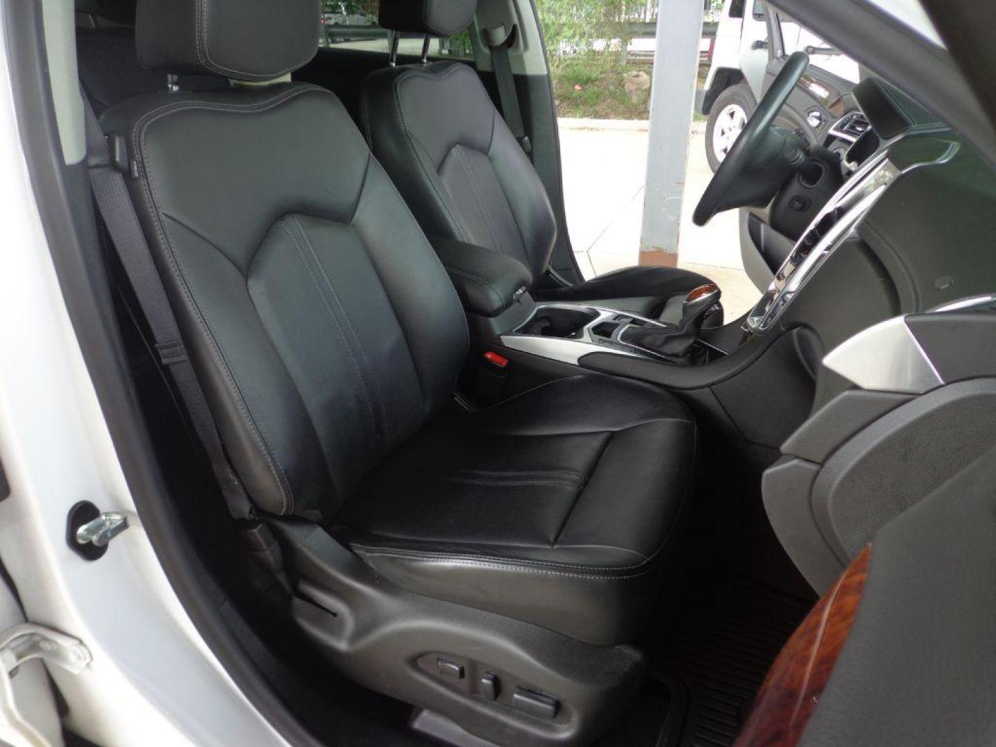 2015 WHITE CADILLAC SRX LUXURY COLLECTION (3GYFNEE38FS) with an 3.6L engine, Automatic transmission, located at 6610 L St., Omaha, NE, 68117, (402) 731-7800, 41.212872, -96.014702 - THIS VEHICLE HAS A CLEAN TITLE WITH A FREE CARFAX PROVIDED! 2-OWNER, CLEAN CARFAX, LOW MILEAGE, LOADED WITH OPTIONS AND NEWER TIRES! *****We have found that most customers do the majority of their shopping online before visiting a dealership. For this reason we feel it necessary to have a comp - Photo#16