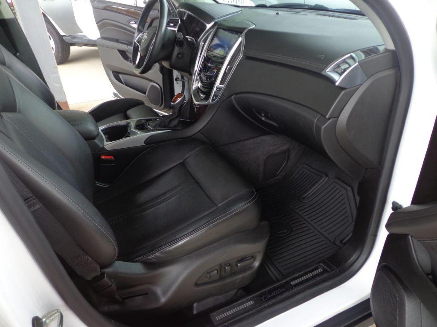 2015 WHITE CADILLAC SRX LUXURY COLLECTION (3GYFNEE38FS) with an 3.6L engine, Automatic transmission, located at 6610 L St., Omaha, NE, 68117, (402) 731-7800, 41.212872, -96.014702 - THIS VEHICLE HAS A CLEAN TITLE WITH A FREE CARFAX PROVIDED! 2-OWNER, CLEAN CARFAX, LOW MILEAGE, LOADED WITH OPTIONS AND NEWER TIRES! *****We have found that most customers do the majority of their shopping online before visiting a dealership. For this reason we feel it necessary to have a comp - Photo#17