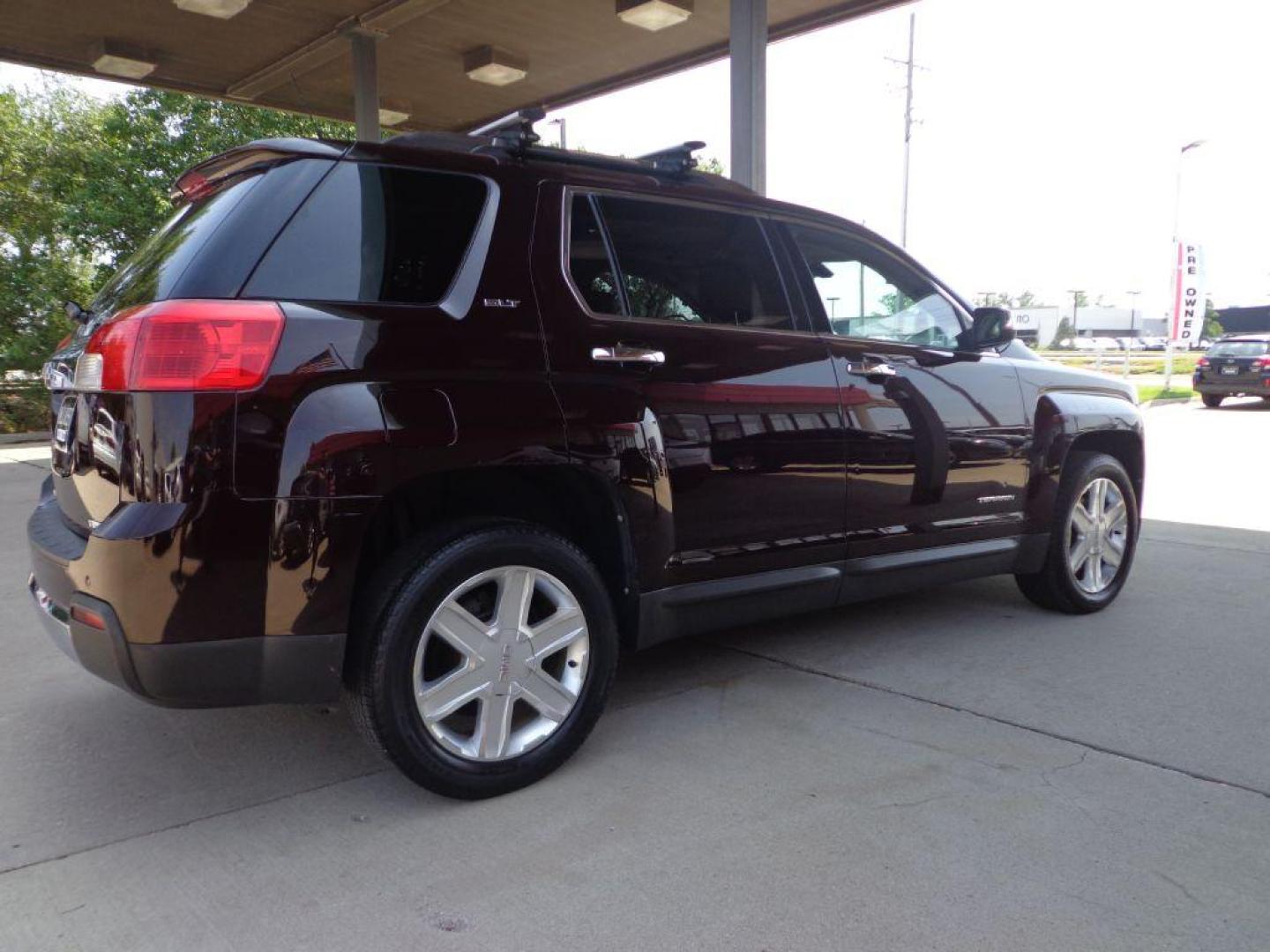 2011 MAROON GMC TERRAIN SLT (2CTFLXEC3B6) with an 2.4L engine, Automatic transmission, located at 6610 L St., Omaha, NE, 68117, (402) 731-7800, 41.212872, -96.014702 - THIS VEHICLE HAS A CLEAN TITLE WITH A FREE CARFAX PROVIDED! 1-OWNER, CLEAN CARFAX, LOW MILEAGE, HEATED LEATHER, SUNROOF AND PREMIUM AUDIO. *****We have found that most customers do the majority of their shopping online before visiting a dealership. For this reason we feel it necessary to have a - Photo#3