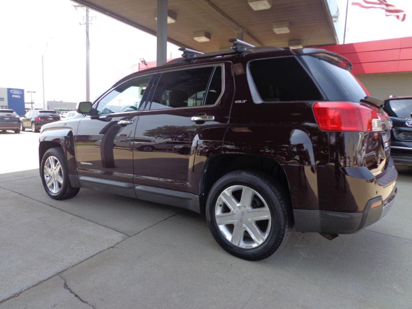 2011 MAROON GMC TERRAIN SLT (2CTFLXEC3B6) with an 2.4L engine, Automatic transmission, located at 6610 L St., Omaha, NE, 68117, (402) 731-7800, 41.212872, -96.014702 - THIS VEHICLE HAS A CLEAN TITLE WITH A FREE CARFAX PROVIDED! 1-OWNER, CLEAN CARFAX, LOW MILEAGE, HEATED LEATHER, SUNROOF AND PREMIUM AUDIO. *****We have found that most customers do the majority of their shopping online before visiting a dealership. For this reason we feel it necessary to have a - Photo#5