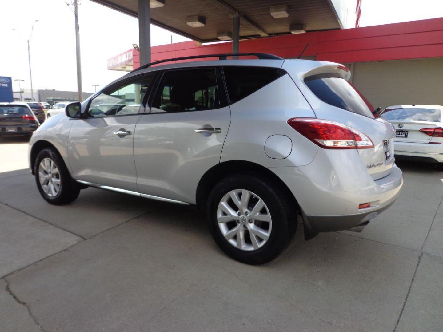 2014 SILVER NISSAN MURANO SL (JN8AZ1MW2EW) with an 3.5L engine, Continuously Variable transmission, located at 6610 L St., Omaha, NE, 68117, (402) 731-7800, 41.212872, -96.014702 - THIS VEHICLE HAS A CLEAN TITLE WITH A FREE CARFAX PROVIDED! 1-OWNER, CLEAN CARFAX, LOW MILEAGE, SUNROOF AND NEWER TIRES! *****We have found that most customers do the majority of their shopping online before visiting a dealership. For this reason we feel it necessary to have a competitive pric - Photo#5