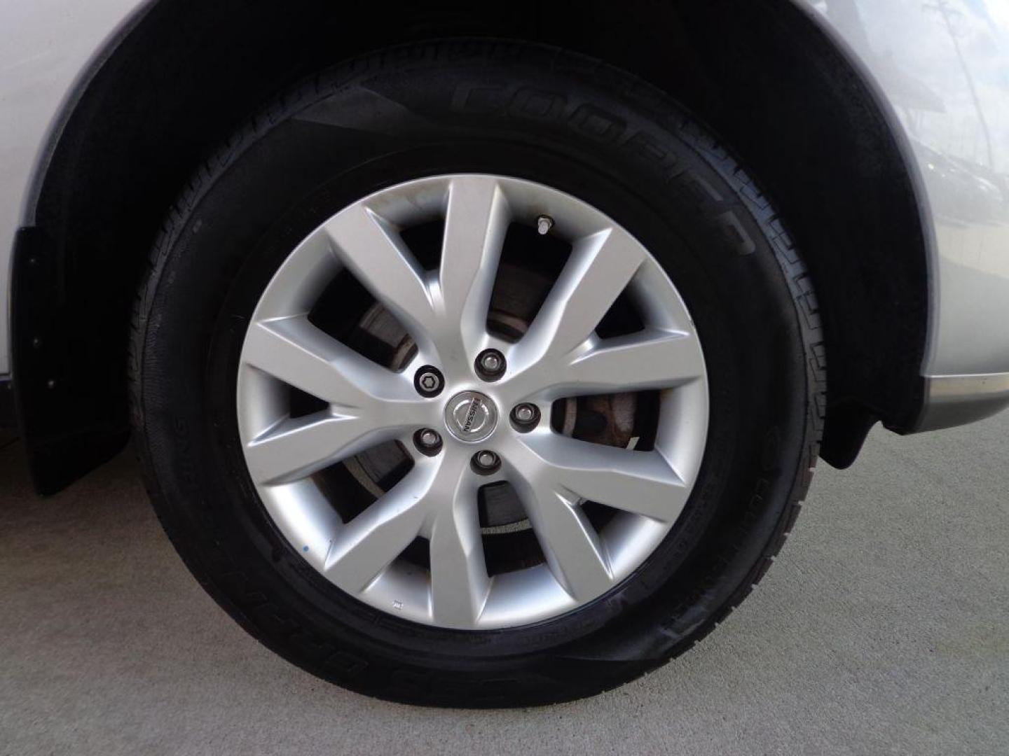 2014 SILVER NISSAN MURANO SL (JN8AZ1MW2EW) with an 3.5L engine, Continuously Variable transmission, located at 6610 L St., Omaha, NE, 68117, (402) 731-7800, 41.212872, -96.014702 - THIS VEHICLE HAS A CLEAN TITLE WITH A FREE CARFAX PROVIDED! 1-OWNER, CLEAN CARFAX, LOW MILEAGE, SUNROOF AND NEWER TIRES! *****We have found that most customers do the majority of their shopping online before visiting a dealership. For this reason we feel it necessary to have a competitive pric - Photo#8