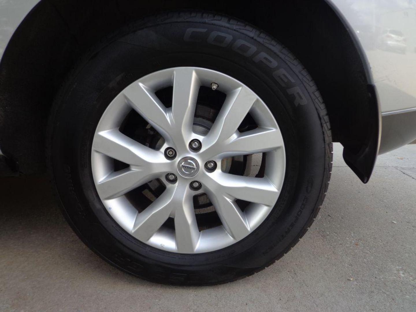 2014 SILVER NISSAN MURANO SL (JN8AZ1MW2EW) with an 3.5L engine, Continuously Variable transmission, located at 6610 L St., Omaha, NE, 68117, (402) 731-7800, 41.212872, -96.014702 - THIS VEHICLE HAS A CLEAN TITLE WITH A FREE CARFAX PROVIDED! 1-OWNER, CLEAN CARFAX, LOW MILEAGE, SUNROOF AND NEWER TIRES! *****We have found that most customers do the majority of their shopping online before visiting a dealership. For this reason we feel it necessary to have a competitive pric - Photo#10