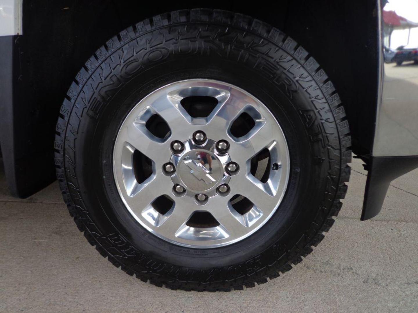 2015 WHITE CHEVROLET SILVERADO 2500 HEAVY DUTY LT (1GC1KVEGXFF) with an 6.0L engine, Automatic transmission, located at 6610 L St., Omaha, NE, 68117, (402) 731-7800, 41.212872, -96.014702 - THIS VEHICLE HAS A CLEAN TITLE WITH A FREE CARFAX PROVIDED! 1-OWNER, CLEAN CARFAX, LOW MILEAGE WITH NEW TIRES! *****We have found that most customers do the majority of their shopping online before visiting a dealership. For this reason we feel it necessary to have a competitive price on our use - Photo#9