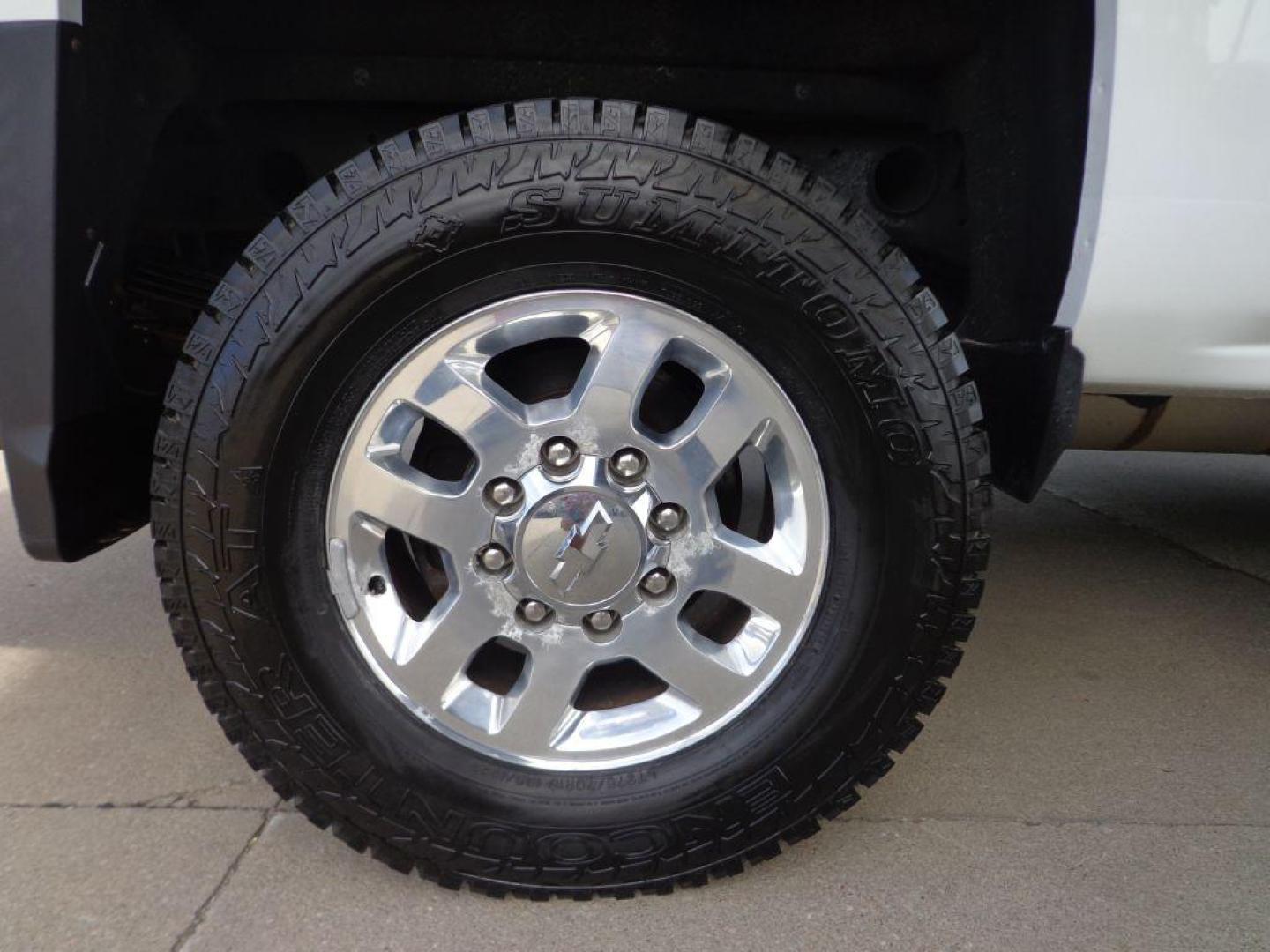 2015 WHITE CHEVROLET SILVERADO 2500 HEAVY DUTY LT (1GC1KVEGXFF) with an 6.0L engine, Automatic transmission, located at 6610 L St., Omaha, NE, 68117, (402) 731-7800, 41.212872, -96.014702 - THIS VEHICLE HAS A CLEAN TITLE WITH A FREE CARFAX PROVIDED! 1-OWNER, CLEAN CARFAX, LOW MILEAGE WITH NEW TIRES! *****We have found that most customers do the majority of their shopping online before visiting a dealership. For this reason we feel it necessary to have a competitive price on our use - Photo#10