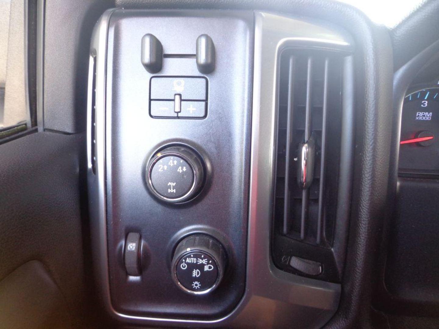2015 WHITE CHEVROLET SILVERADO 2500 HEAVY DUTY LT (1GC1KVEGXFF) with an 6.0L engine, Automatic transmission, located at 6610 L St., Omaha, NE, 68117, (402) 731-7800, 41.212872, -96.014702 - THIS VEHICLE HAS A CLEAN TITLE WITH A FREE CARFAX PROVIDED! 1-OWNER, CLEAN CARFAX, LOW MILEAGE WITH NEW TIRES! *****We have found that most customers do the majority of their shopping online before visiting a dealership. For this reason we feel it necessary to have a competitive price on our use - Photo#25