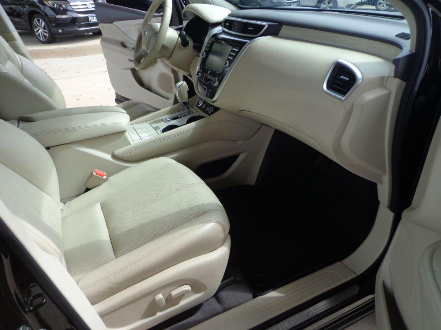 2017 BLACK NISSAN MURANO SL (5N1AZ2MH5HN) with an 3.5L engine, Continuously Variable transmission, located at 6610 L St., Omaha, NE, 68117, (402) 731-7800, 41.212872, -96.014702 - Photo#17
