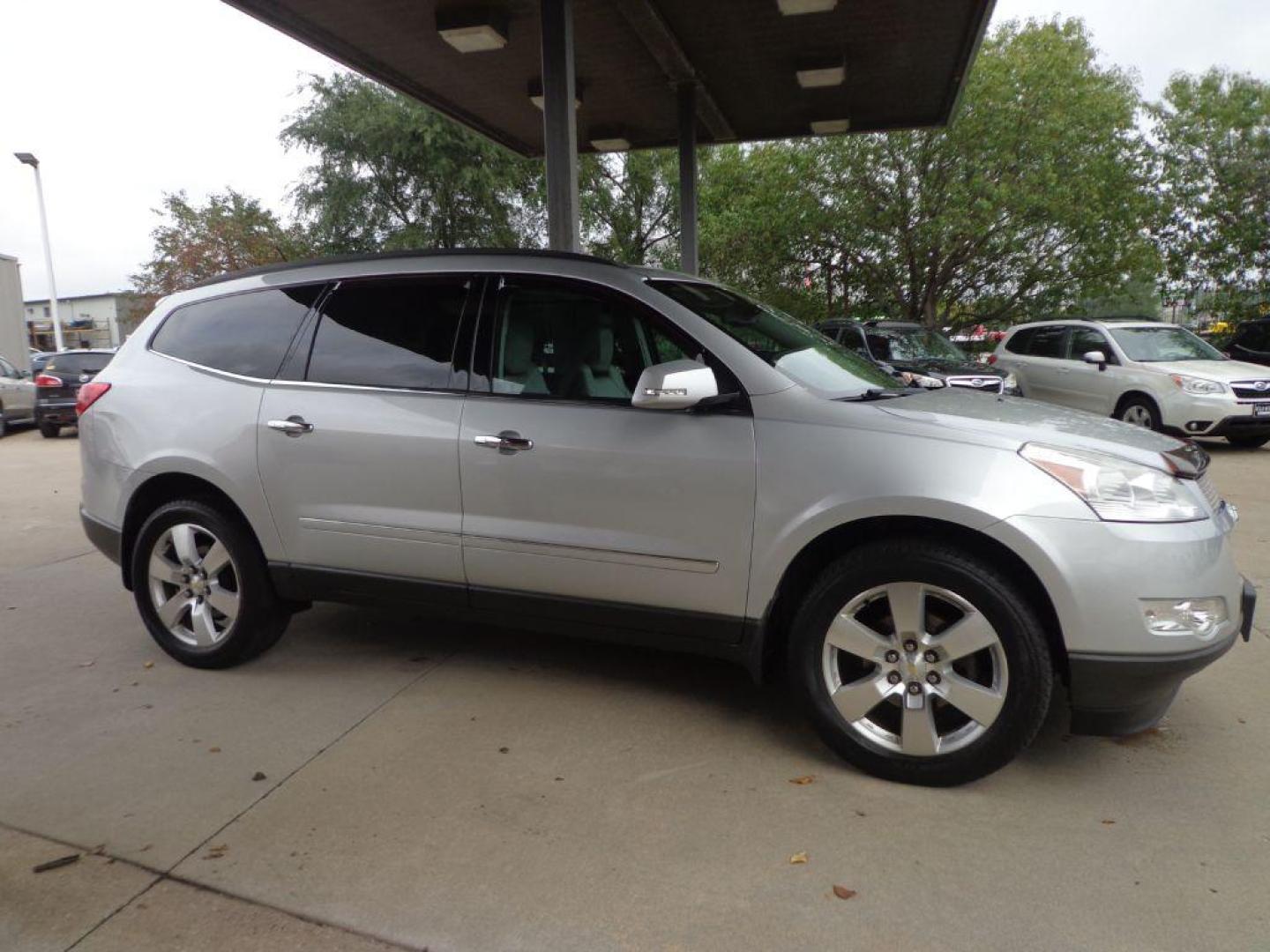 2011 SILVER CHEVROLET TRAVERSE LTZ (1GNKVLEDXBJ) with an 3.6L engine, Automatic transmission, located at 6610 L St., Omaha, NE, 68117, (402) 731-7800, 41.212872, -96.014702 - THIS VEHICLE HAS A CLEAN TITLE WITH A FREE CARFAX PROVIDED! SHARP LTZ WITH LOW MILEAGE, CLEAN CARFAX, SUNROOF, NAV, REAR ENTERTAINMENT, HEATED/COOLED FRONT SEATS, 2ND ROW CAPTAIN CHAIRS AND MUCH MORE! *****We have found that most customers do the majority of their shopping online before visiti - Photo#2