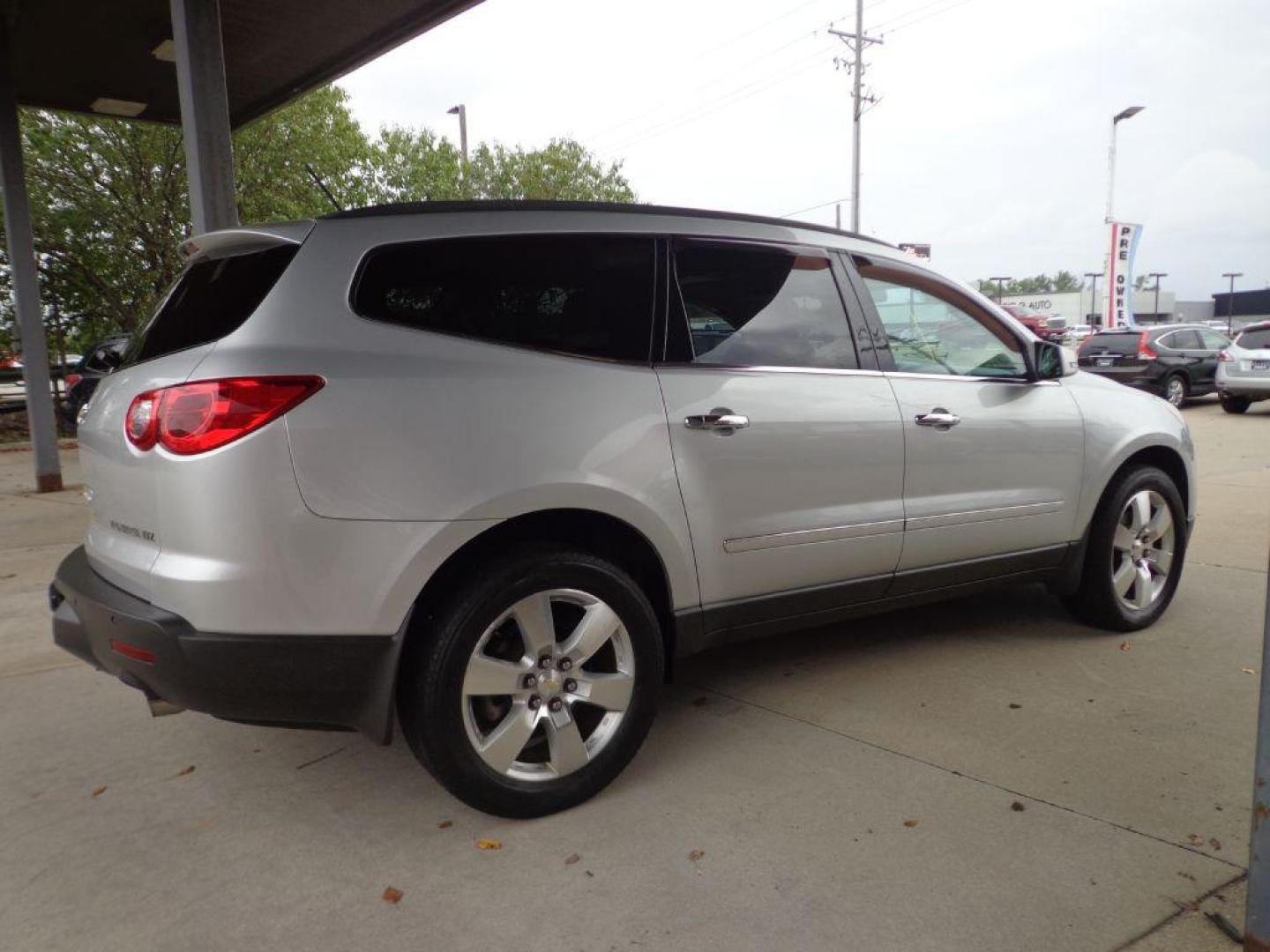 2011 SILVER CHEVROLET TRAVERSE LTZ (1GNKVLEDXBJ) with an 3.6L engine, Automatic transmission, located at 6610 L St., Omaha, NE, 68117, (402) 731-7800, 41.212872, -96.014702 - THIS VEHICLE HAS A CLEAN TITLE WITH A FREE CARFAX PROVIDED! SHARP LTZ WITH LOW MILEAGE, CLEAN CARFAX, SUNROOF, NAV, REAR ENTERTAINMENT, HEATED/COOLED FRONT SEATS, 2ND ROW CAPTAIN CHAIRS AND MUCH MORE! *****We have found that most customers do the majority of their shopping online before visiti - Photo#3