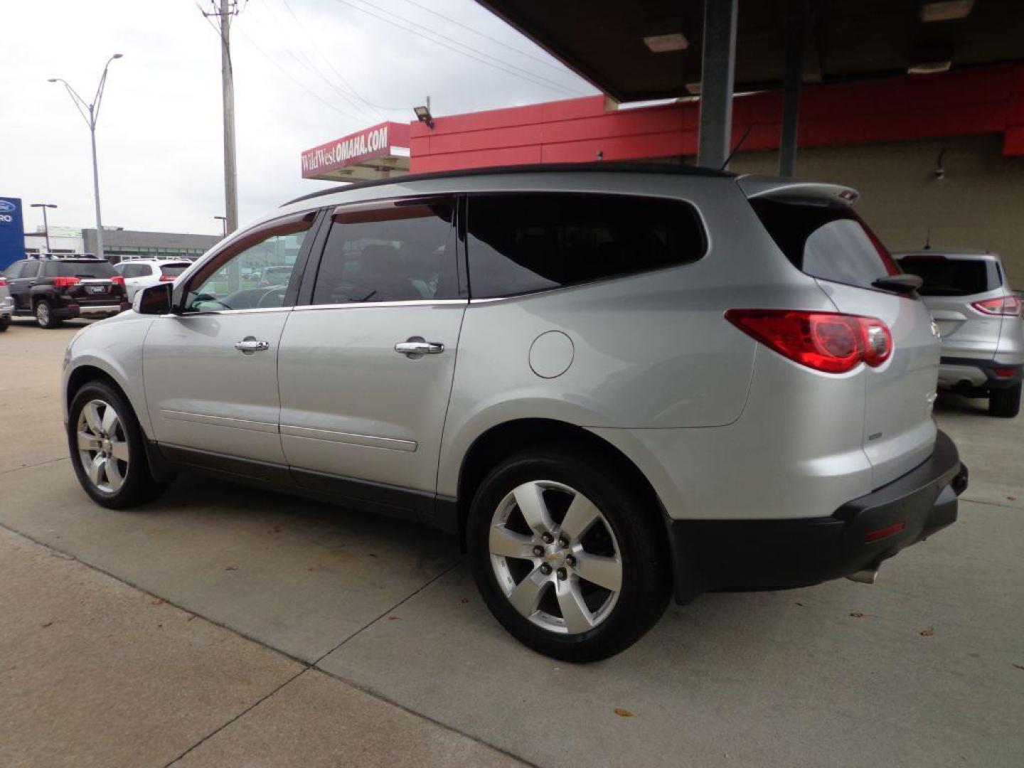 2011 SILVER CHEVROLET TRAVERSE LTZ (1GNKVLEDXBJ) with an 3.6L engine, Automatic transmission, located at 6610 L St., Omaha, NE, 68117, (402) 731-7800, 41.212872, -96.014702 - THIS VEHICLE HAS A CLEAN TITLE WITH A FREE CARFAX PROVIDED! SHARP LTZ WITH LOW MILEAGE, CLEAN CARFAX, SUNROOF, NAV, REAR ENTERTAINMENT, HEATED/COOLED FRONT SEATS, 2ND ROW CAPTAIN CHAIRS AND MUCH MORE! *****We have found that most customers do the majority of their shopping online before visiti - Photo#5