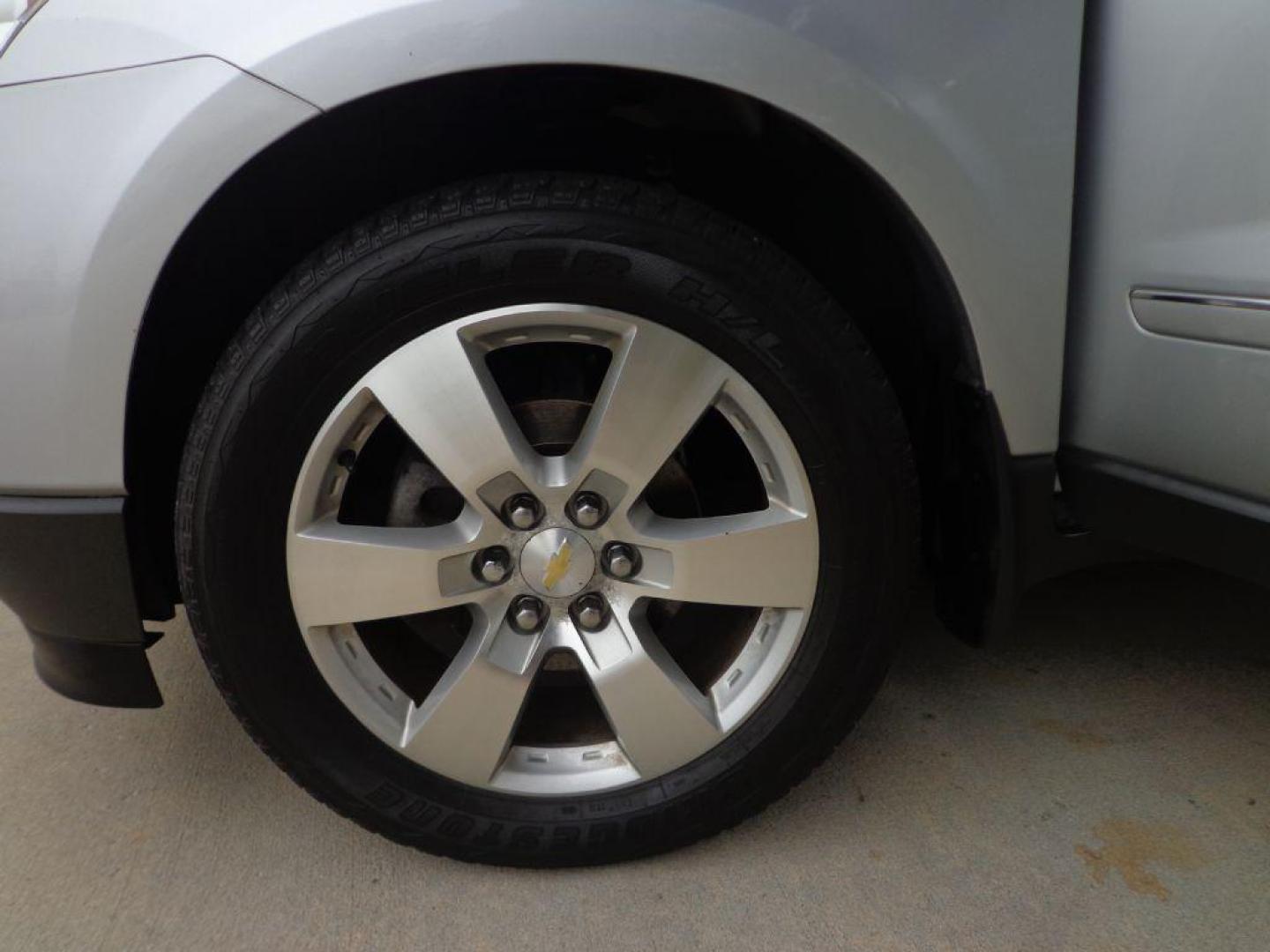 2011 SILVER CHEVROLET TRAVERSE LTZ (1GNKVLEDXBJ) with an 3.6L engine, Automatic transmission, located at 6610 L St., Omaha, NE, 68117, (402) 731-7800, 41.212872, -96.014702 - THIS VEHICLE HAS A CLEAN TITLE WITH A FREE CARFAX PROVIDED! SHARP LTZ WITH LOW MILEAGE, CLEAN CARFAX, SUNROOF, NAV, REAR ENTERTAINMENT, HEATED/COOLED FRONT SEATS, 2ND ROW CAPTAIN CHAIRS AND MUCH MORE! *****We have found that most customers do the majority of their shopping online before visiti - Photo#6