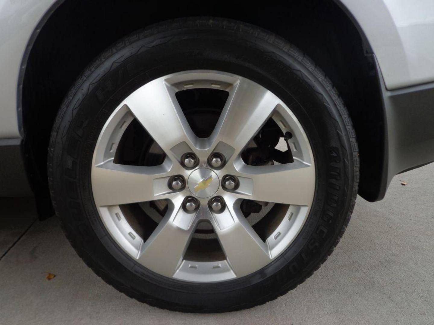 2011 SILVER CHEVROLET TRAVERSE LTZ (1GNKVLEDXBJ) with an 3.6L engine, Automatic transmission, located at 6610 L St., Omaha, NE, 68117, (402) 731-7800, 41.212872, -96.014702 - THIS VEHICLE HAS A CLEAN TITLE WITH A FREE CARFAX PROVIDED! SHARP LTZ WITH LOW MILEAGE, CLEAN CARFAX, SUNROOF, NAV, REAR ENTERTAINMENT, HEATED/COOLED FRONT SEATS, 2ND ROW CAPTAIN CHAIRS AND MUCH MORE! *****We have found that most customers do the majority of their shopping online before visiti - Photo#9