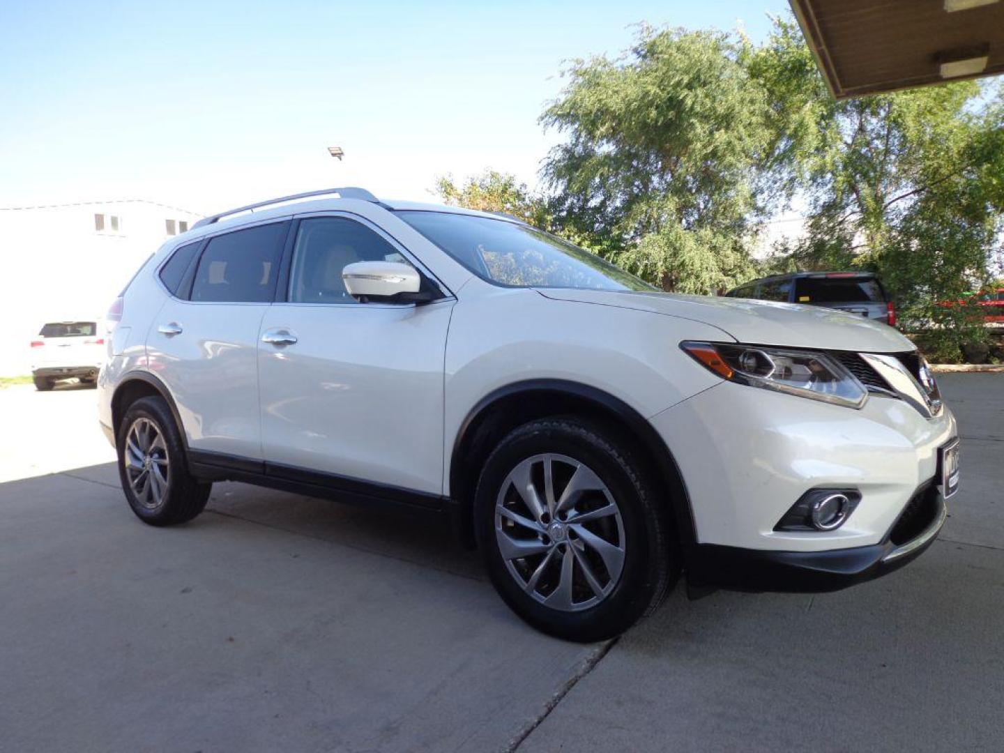 2015 WHITE NISSAN ROGUE SL (5N1AT2MV4FC) with an 2.5L engine, Continuously Variable transmission, located at 6610 L St., Omaha, NE, 68117, (402) 731-7800, 41.212872, -96.014702 - THIS VEHICLE HAS A CLEAN TITLE WITH A FREE CARFAX PROVIDED! 1-OWNER, CLEAN CARFAX, LOW MILEAGE, PANORAMIC ROOF, LED HEADLIGHTS, NAV, BLIND SPOT MONITORING, LANE DEPARTURE WARNING, FRONT COLISION WARNING, MOVING OBJECT DETECTION AND NEWER TIRES! *****We have found that most customers do the m - Photo#2