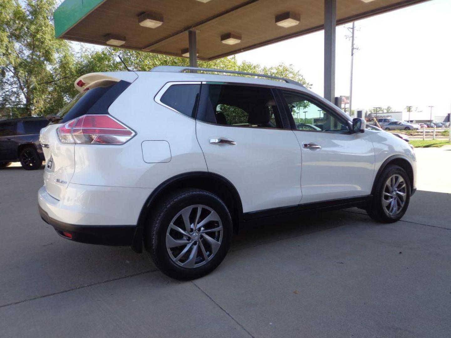 2015 WHITE NISSAN ROGUE SL (5N1AT2MV4FC) with an 2.5L engine, Continuously Variable transmission, located at 6610 L St., Omaha, NE, 68117, (402) 731-7800, 41.212872, -96.014702 - THIS VEHICLE HAS A CLEAN TITLE WITH A FREE CARFAX PROVIDED! 1-OWNER, CLEAN CARFAX, LOW MILEAGE, PANORAMIC ROOF, LED HEADLIGHTS, NAV, BLIND SPOT MONITORING, LANE DEPARTURE WARNING, FRONT COLISION WARNING, MOVING OBJECT DETECTION AND NEWER TIRES! *****We have found that most customers do the m - Photo#3
