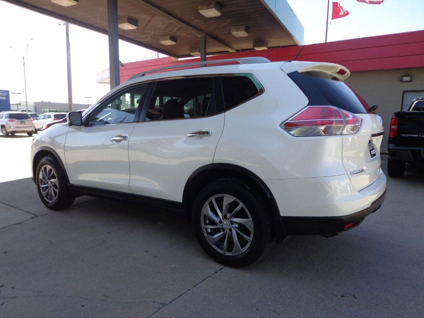 2015 WHITE NISSAN ROGUE SL (5N1AT2MV4FC) with an 2.5L engine, Continuously Variable transmission, located at 6610 L St., Omaha, NE, 68117, (402) 731-7800, 41.212872, -96.014702 - THIS VEHICLE HAS A CLEAN TITLE WITH A FREE CARFAX PROVIDED! 1-OWNER, CLEAN CARFAX, LOW MILEAGE, PANORAMIC ROOF, LED HEADLIGHTS, NAV, BLIND SPOT MONITORING, LANE DEPARTURE WARNING, FRONT COLISION WARNING, MOVING OBJECT DETECTION AND NEWER TIRES! *****We have found that most customers do the m - Photo#5