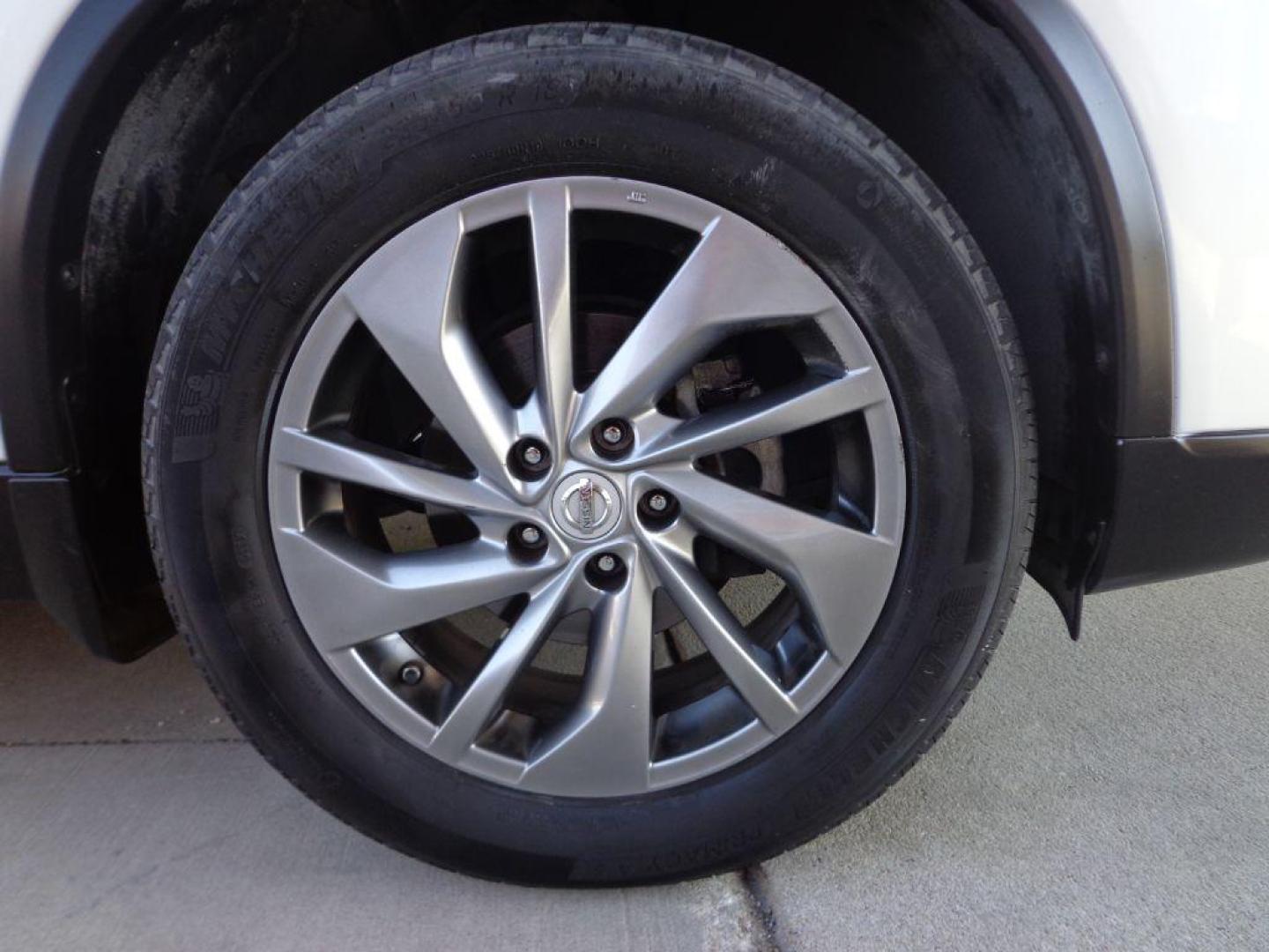 2015 WHITE NISSAN ROGUE SL (5N1AT2MV4FC) with an 2.5L engine, Continuously Variable transmission, located at 6610 L St., Omaha, NE, 68117, (402) 731-7800, 41.212872, -96.014702 - THIS VEHICLE HAS A CLEAN TITLE WITH A FREE CARFAX PROVIDED! 1-OWNER, CLEAN CARFAX, LOW MILEAGE, PANORAMIC ROOF, LED HEADLIGHTS, NAV, BLIND SPOT MONITORING, LANE DEPARTURE WARNING, FRONT COLISION WARNING, MOVING OBJECT DETECTION AND NEWER TIRES! *****We have found that most customers do the m - Photo#8