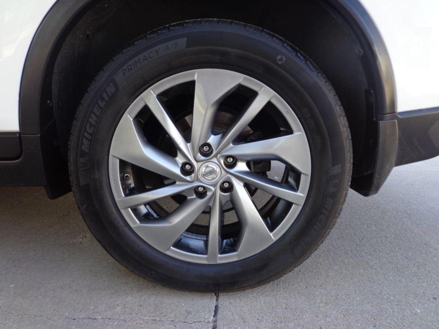 2015 WHITE NISSAN ROGUE SL (5N1AT2MV4FC) with an 2.5L engine, Continuously Variable transmission, located at 6610 L St., Omaha, NE, 68117, (402) 731-7800, 41.212872, -96.014702 - THIS VEHICLE HAS A CLEAN TITLE WITH A FREE CARFAX PROVIDED! 1-OWNER, CLEAN CARFAX, LOW MILEAGE, PANORAMIC ROOF, LED HEADLIGHTS, NAV, BLIND SPOT MONITORING, LANE DEPARTURE WARNING, FRONT COLISION WARNING, MOVING OBJECT DETECTION AND NEWER TIRES! *****We have found that most customers do the m - Photo#10