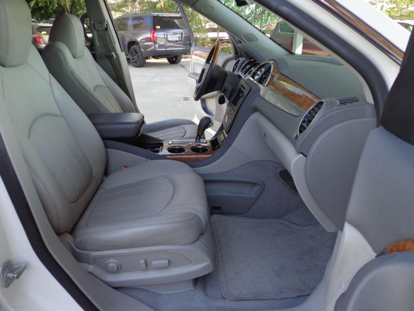 2012 WHITE BUICK ENCLAVE PREMIUM (5GAKVDED0CJ) with an 3.6L engine, Automatic transmission, located at 6610 L St., Omaha, NE, 68117, (402) 731-7800, 41.212872, -96.014702 - THIS VEHICLE HAS A CLEAN TITLE WITH A FREE CARFAX PROVIDED! 2-OWNER, CLEAN CARFAX, LOW MILEAGE, LOADED WITH ALL OPTIONS AND NEWER TIRES! *****We have found that most customers do the majority of their shopping online before visiting a dealership. For this reason we feel it necessary to have a co - Photo#15