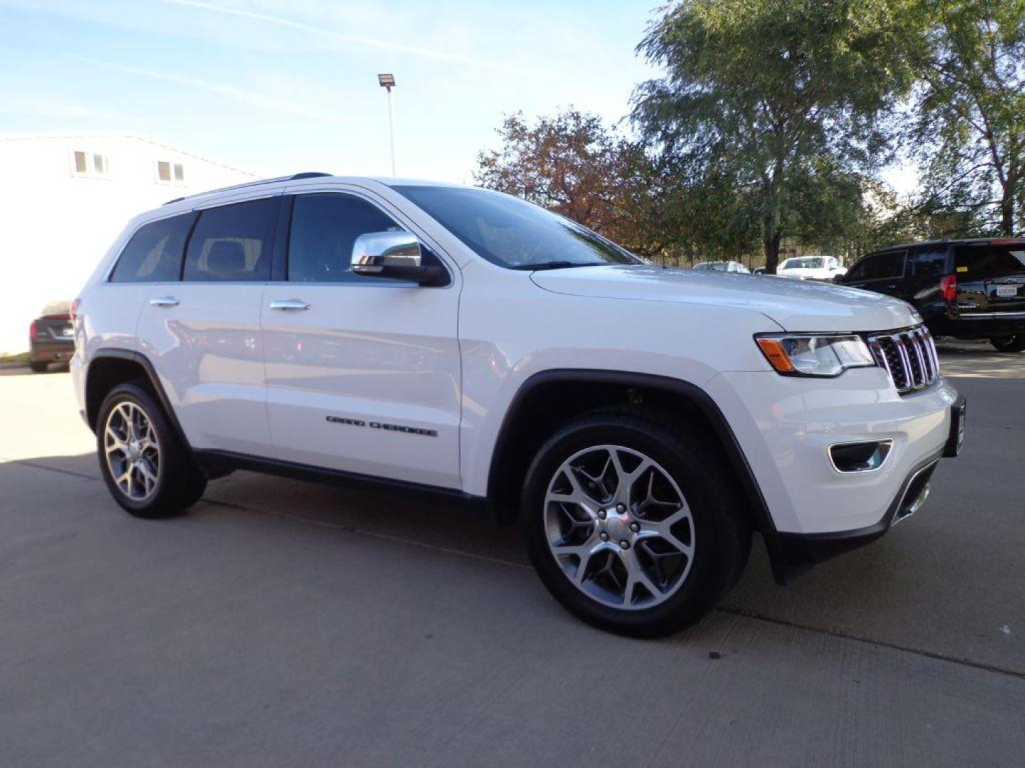 2020 WHITE JEEP GRAND CHEROKEE LIMITED (1C4RJFBG7LC) with an 3.6L engine, Automatic transmission, located at 6610 L St., Omaha, NE, 68117, (402) 731-7800, 41.212872, -96.014702 - THIS VEHICLE HAS A CLEAN TITLE WITH A FREE CARFAX PROVIDED! SHARP 2-OWNER, CLEAN CARFAX, LOW MILEAGE WITH NEWER TIRES! *****We have found that most customers do the majority of their shopping online before visiting a dealership. For this reason we feel it necessary to have a competitive pric - Photo#2