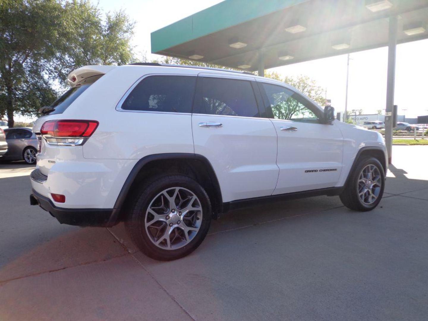 2020 WHITE JEEP GRAND CHEROKEE LIMITED (1C4RJFBG7LC) with an 3.6L engine, Automatic transmission, located at 6610 L St., Omaha, NE, 68117, (402) 731-7800, 41.212872, -96.014702 - THIS VEHICLE HAS A CLEAN TITLE WITH A FREE CARFAX PROVIDED! SHARP 2-OWNER, CLEAN CARFAX, LOW MILEAGE WITH NEWER TIRES! *****We have found that most customers do the majority of their shopping online before visiting a dealership. For this reason we feel it necessary to have a competitive pric - Photo#3