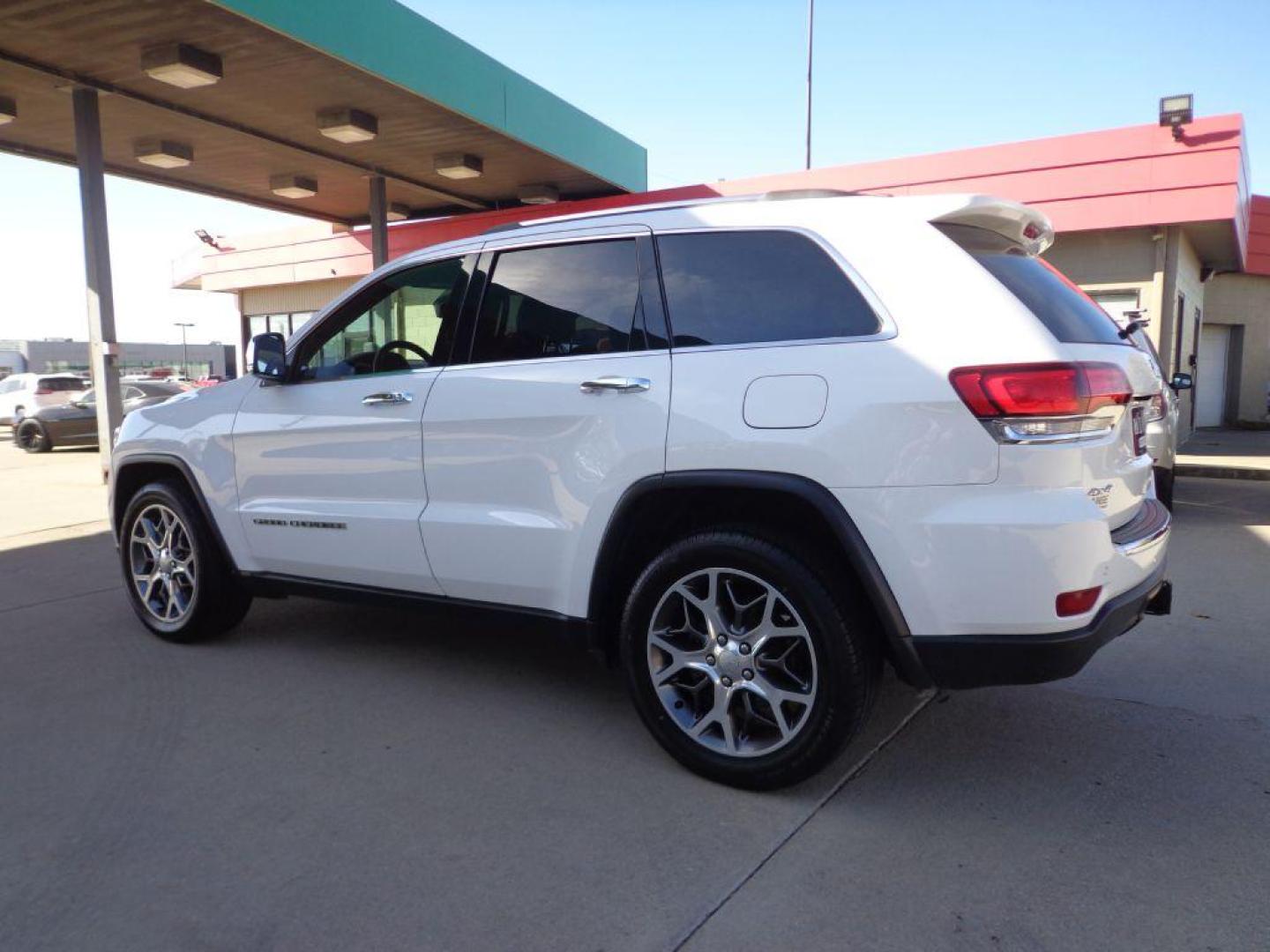 2020 WHITE JEEP GRAND CHEROKEE LIMITED (1C4RJFBG7LC) with an 3.6L engine, Automatic transmission, located at 6610 L St., Omaha, NE, 68117, (402) 731-7800, 41.212872, -96.014702 - THIS VEHICLE HAS A CLEAN TITLE WITH A FREE CARFAX PROVIDED! SHARP 2-OWNER, CLEAN CARFAX, LOW MILEAGE WITH NEWER TIRES! *****We have found that most customers do the majority of their shopping online before visiting a dealership. For this reason we feel it necessary to have a competitive pric - Photo#5