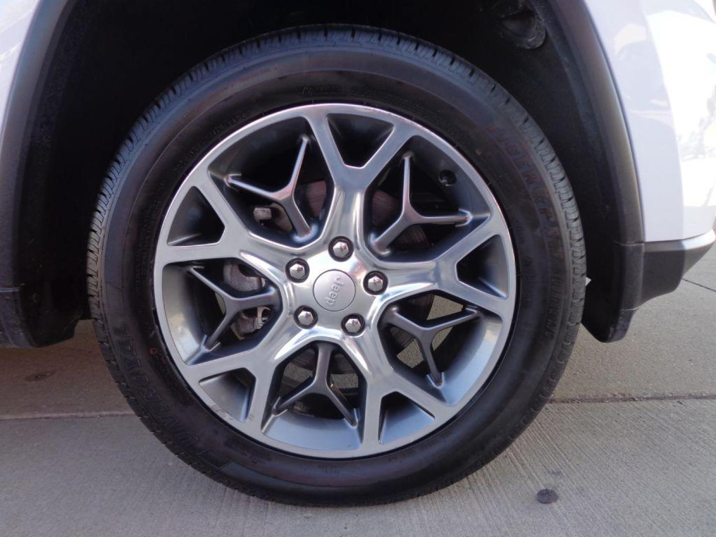 2020 WHITE JEEP GRAND CHEROKEE LIMITED (1C4RJFBG7LC) with an 3.6L engine, Automatic transmission, located at 6610 L St., Omaha, NE, 68117, (402) 731-7800, 41.212872, -96.014702 - THIS VEHICLE HAS A CLEAN TITLE WITH A FREE CARFAX PROVIDED! SHARP 2-OWNER, CLEAN CARFAX, LOW MILEAGE WITH NEWER TIRES! *****We have found that most customers do the majority of their shopping online before visiting a dealership. For this reason we feel it necessary to have a competitive pric - Photo#8