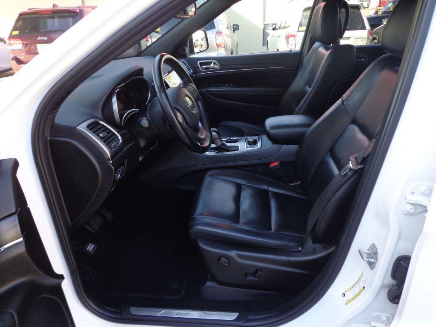 2020 WHITE JEEP GRAND CHEROKEE LIMITED (1C4RJFBG7LC) with an 3.6L engine, Automatic transmission, located at 6610 L St., Omaha, NE, 68117, (402) 731-7800, 41.212872, -96.014702 - THIS VEHICLE HAS A CLEAN TITLE WITH A FREE CARFAX PROVIDED! SHARP 2-OWNER, CLEAN CARFAX, LOW MILEAGE WITH NEWER TIRES! *****We have found that most customers do the majority of their shopping online before visiting a dealership. For this reason we feel it necessary to have a competitive pric - Photo#12