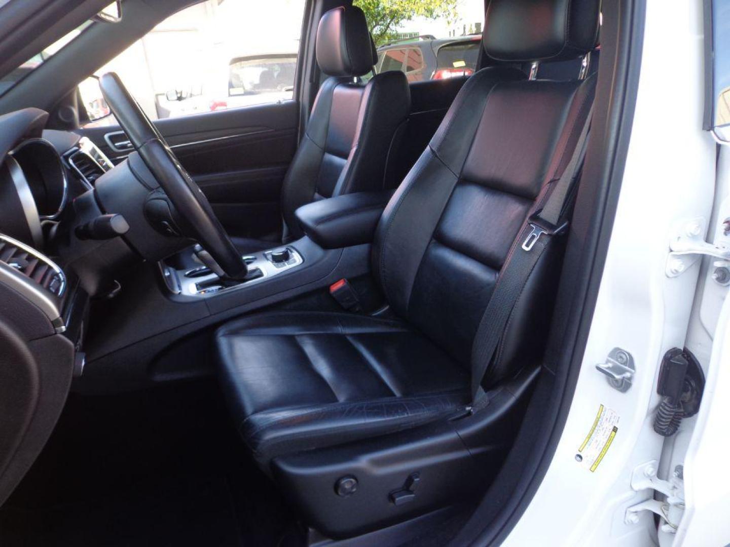 2020 WHITE JEEP GRAND CHEROKEE LIMITED (1C4RJFBG7LC) with an 3.6L engine, Automatic transmission, located at 6610 L St., Omaha, NE, 68117, (402) 731-7800, 41.212872, -96.014702 - THIS VEHICLE HAS A CLEAN TITLE WITH A FREE CARFAX PROVIDED! SHARP 2-OWNER, CLEAN CARFAX, LOW MILEAGE WITH NEWER TIRES! *****We have found that most customers do the majority of their shopping online before visiting a dealership. For this reason we feel it necessary to have a competitive pric - Photo#13