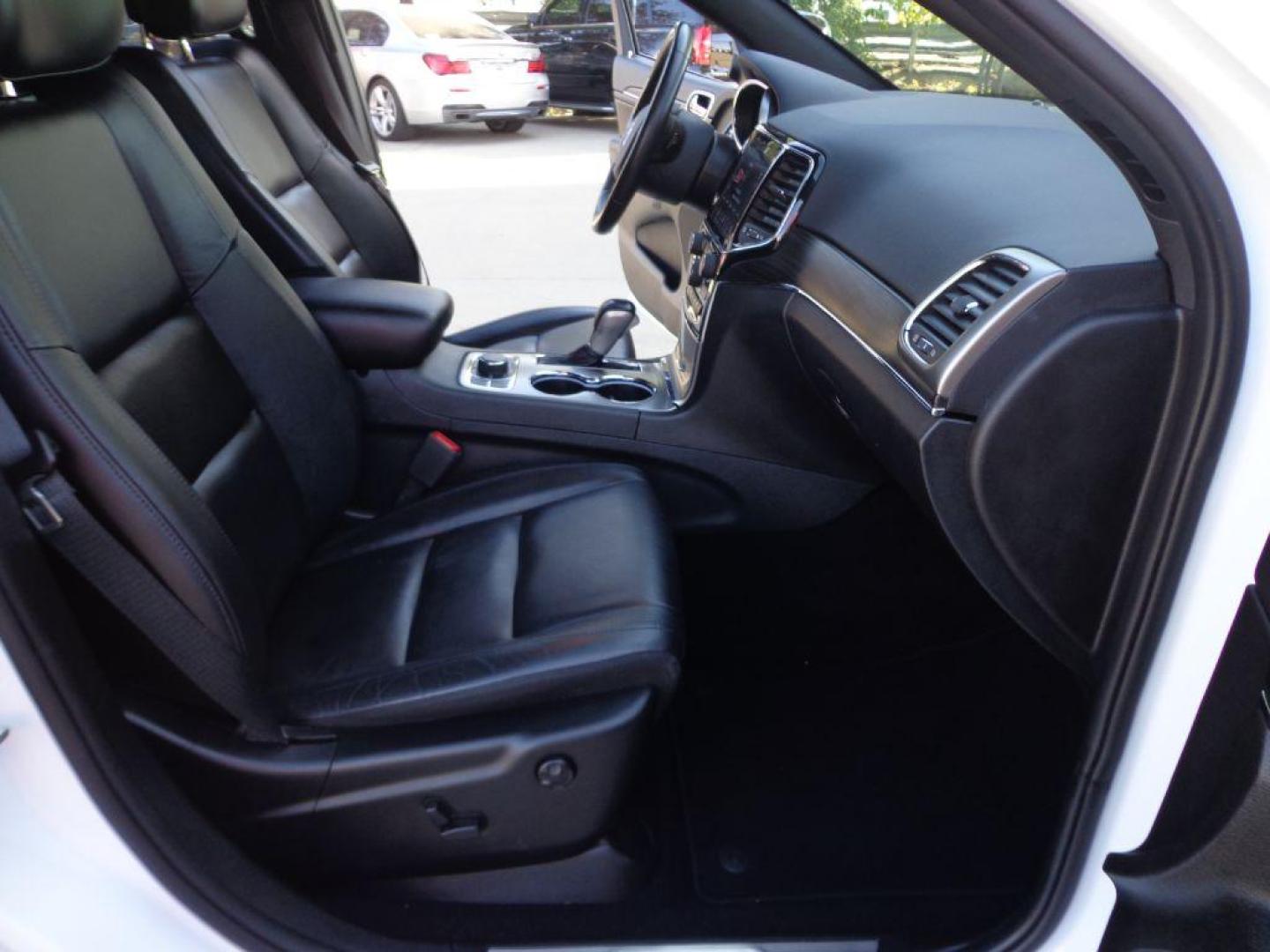 2020 WHITE JEEP GRAND CHEROKEE LIMITED (1C4RJFBG7LC) with an 3.6L engine, Automatic transmission, located at 6610 L St., Omaha, NE, 68117, (402) 731-7800, 41.212872, -96.014702 - THIS VEHICLE HAS A CLEAN TITLE WITH A FREE CARFAX PROVIDED! SHARP 2-OWNER, CLEAN CARFAX, LOW MILEAGE WITH NEWER TIRES! *****We have found that most customers do the majority of their shopping online before visiting a dealership. For this reason we feel it necessary to have a competitive pric - Photo#15