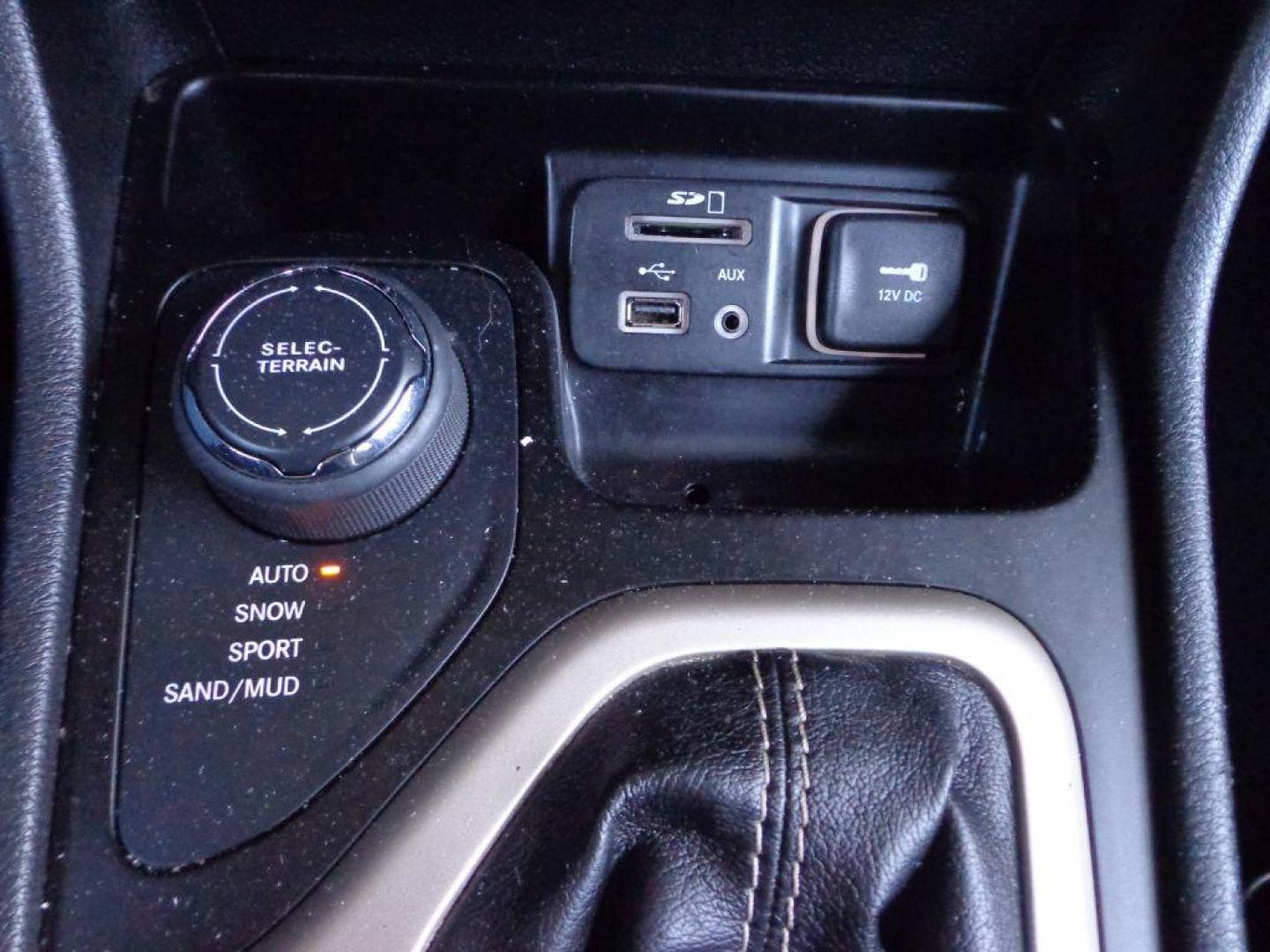 2015 BLACK JEEP CHEROKEE ALTITUDE (1C4PJMCS8FW) with an 3.2L engine, Automatic transmission, located at 6610 L St., Omaha, NE, 68117, (402) 731-7800, 41.212872, -96.014702 - THIS VEHICLE HAS A CLEAN TITLE WITH A FREE CARFAX PROVIDED! SHARP LOOKING LOW MILE JEEP WITH A CLEAN CARFAX, ALTITUDE BLACKOUT PACKAGE, V6, HEATED SEATS/ WHEEL, PANORAMIC ROOF AND NEWER TIRES! *****We have found that most customers do the majority of their shopping online before visiting a deale - Photo#23