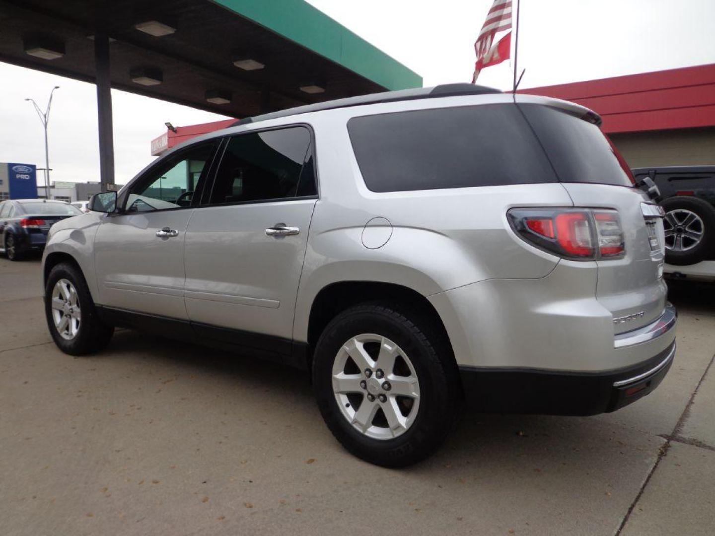 2015 SILVER GMC ACADIA SLE-2 (1GKKVPKD9FJ) with an 3.6L engine, Automatic transmission, located at 6610 L St., Omaha, NE, 68117, (402) 731-7800, 41.212872, -96.014702 - THIS VEHICLE HAS A BEEN FULLY INSPECTED AND HAS A CLEAN TITLE WITH A FREE CARFAX REPORT PROVIDED! 2-OWNER, CLEAN CARFAX, LOW MILEAGE, HEATED SEATS, 3RD ROW, SUNROOF, BACKUP CAM AND NEWER TIRES! *****We have found that most customers do the majority of their shopping online before visiting a eal - Photo#5