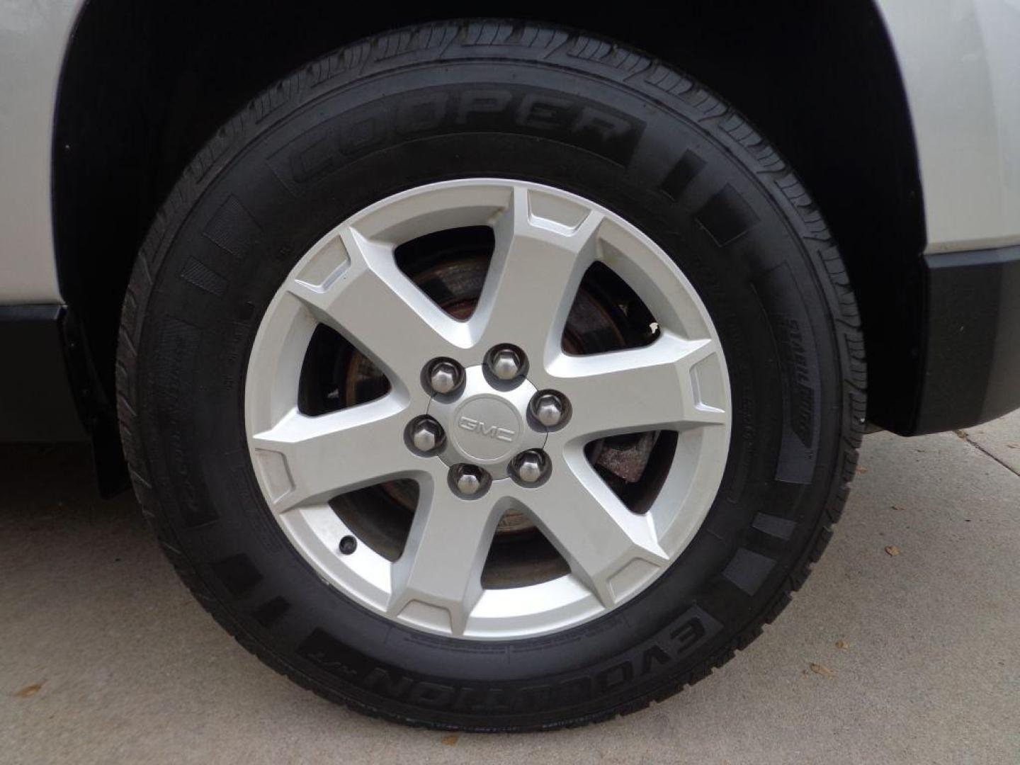 2015 SILVER GMC ACADIA SLE-2 (1GKKVPKD9FJ) with an 3.6L engine, Automatic transmission, located at 6610 L St., Omaha, NE, 68117, (402) 731-7800, 41.212872, -96.014702 - THIS VEHICLE HAS A BEEN FULLY INSPECTED AND HAS A CLEAN TITLE WITH A FREE CARFAX REPORT PROVIDED! 2-OWNER, CLEAN CARFAX, LOW MILEAGE, HEATED SEATS, 3RD ROW, SUNROOF, BACKUP CAM AND NEWER TIRES! *****We have found that most customers do the majority of their shopping online before visiting a eal - Photo#11