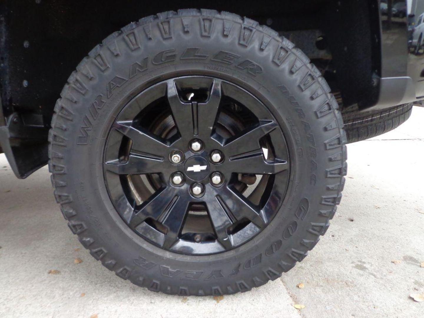 2017 BLACK CHEVROLET COLORADO Z71 (1GCGTDENXH1) with an 3.6L engine, Automatic transmission, located at 6610 L St., Omaha, NE, 68117, (402) 731-7800, 41.212872, -96.014702 - THIS VEHICLE HAS A CLEAN TITLE WITH A FREE CARFAX PROVIDED! SHARP, 1-OWNER, CLEAN CARFAX, LOW MILEAGE, NAV, BACKUP CAM AND NEWER TIRES! *****We have found that most customers do the majority of their shopping online before visiting a dealership. For this reason we feel it necessary to have a com - Photo#11