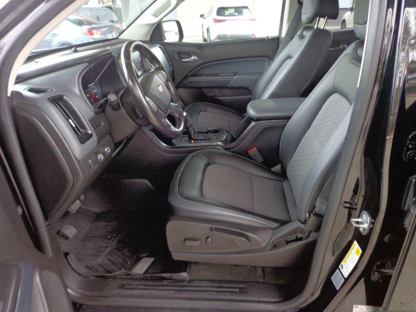 2017 BLACK CHEVROLET COLORADO Z71 (1GCGTDENXH1) with an 3.6L engine, Automatic transmission, located at 6610 L St., Omaha, NE, 68117, (402) 731-7800, 41.212872, -96.014702 - THIS VEHICLE HAS A CLEAN TITLE WITH A FREE CARFAX PROVIDED! SHARP, 1-OWNER, CLEAN CARFAX, LOW MILEAGE, NAV, BACKUP CAM AND NEWER TIRES! *****We have found that most customers do the majority of their shopping online before visiting a dealership. For this reason we feel it necessary to have a com - Photo#13