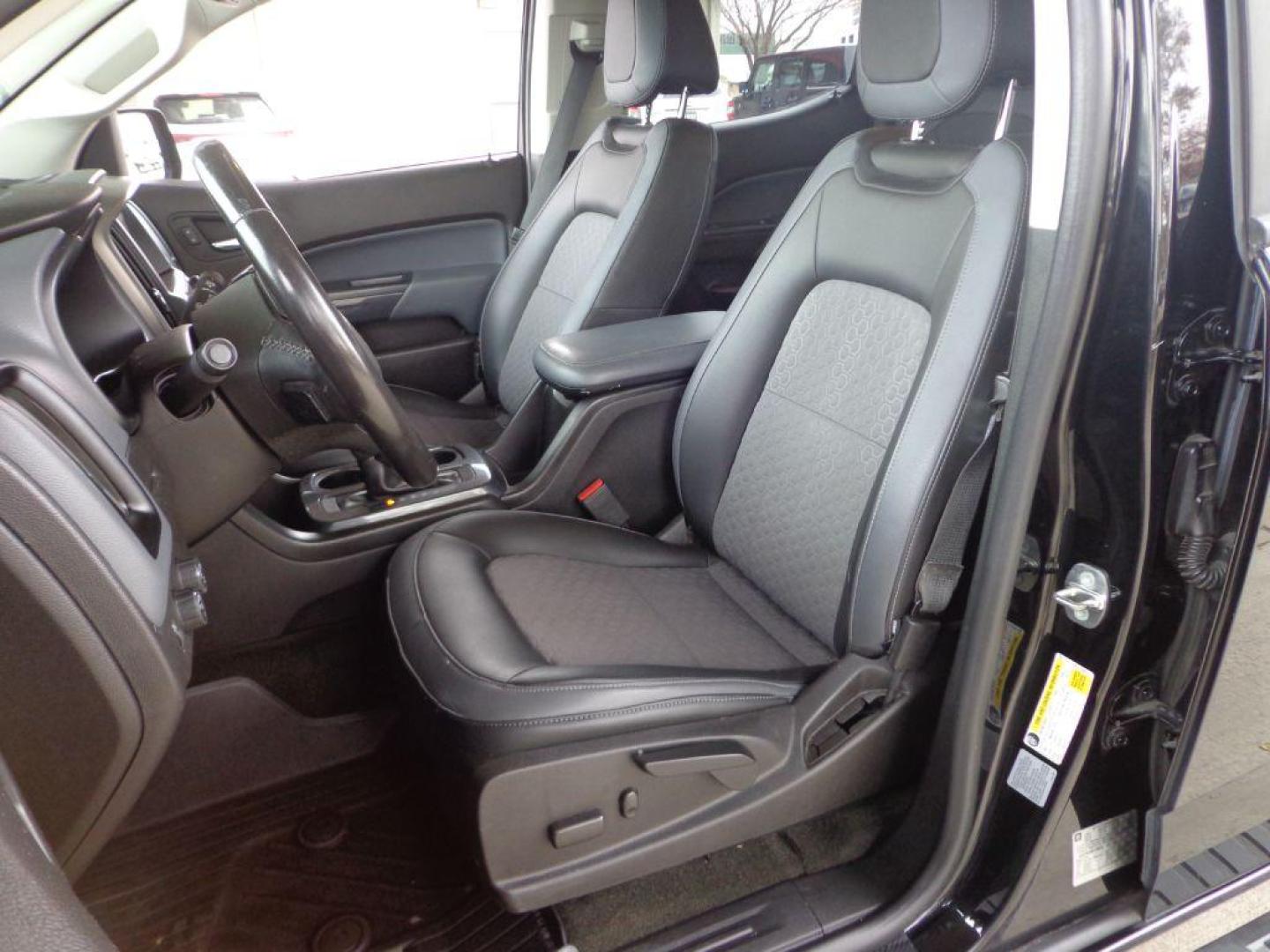 2017 BLACK CHEVROLET COLORADO Z71 (1GCGTDENXH1) with an 3.6L engine, Automatic transmission, located at 6610 L St., Omaha, NE, 68117, (402) 731-7800, 41.212872, -96.014702 - THIS VEHICLE HAS A CLEAN TITLE WITH A FREE CARFAX PROVIDED! SHARP, 1-OWNER, CLEAN CARFAX, LOW MILEAGE, NAV, BACKUP CAM AND NEWER TIRES! *****We have found that most customers do the majority of their shopping online before visiting a dealership. For this reason we feel it necessary to have a com - Photo#14