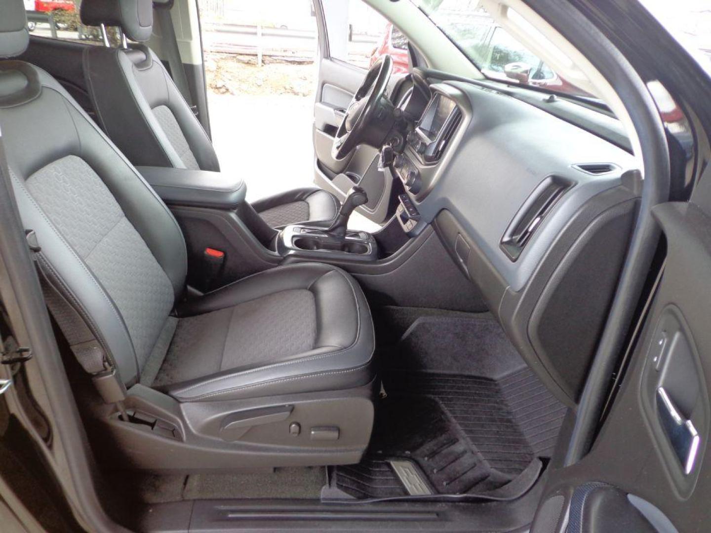 2017 BLACK CHEVROLET COLORADO Z71 (1GCGTDENXH1) with an 3.6L engine, Automatic transmission, located at 6610 L St., Omaha, NE, 68117, (402) 731-7800, 41.212872, -96.014702 - THIS VEHICLE HAS A CLEAN TITLE WITH A FREE CARFAX PROVIDED! SHARP, 1-OWNER, CLEAN CARFAX, LOW MILEAGE, NAV, BACKUP CAM AND NEWER TIRES! *****We have found that most customers do the majority of their shopping online before visiting a dealership. For this reason we feel it necessary to have a com - Photo#16