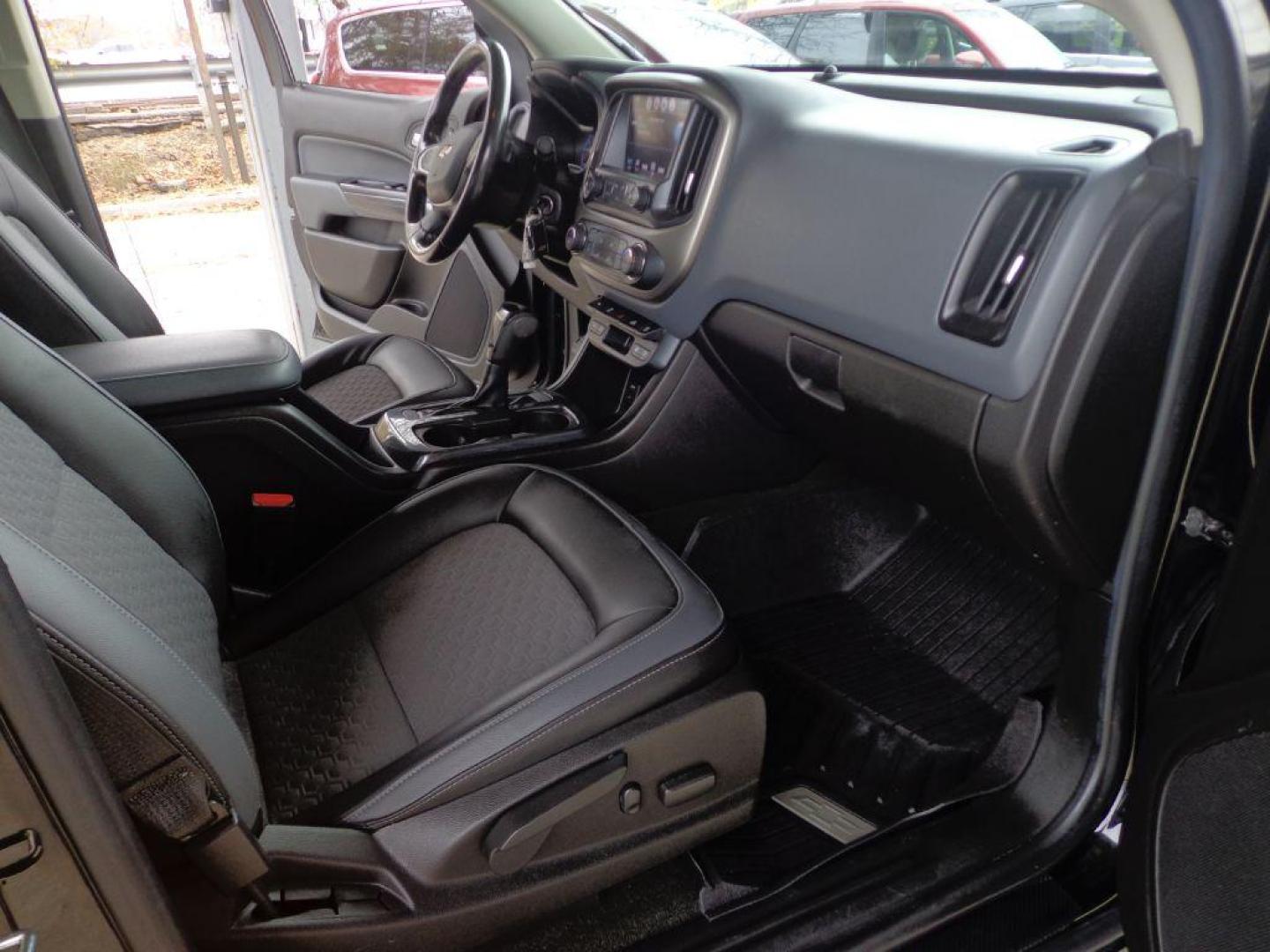 2017 BLACK CHEVROLET COLORADO Z71 (1GCGTDENXH1) with an 3.6L engine, Automatic transmission, located at 6610 L St., Omaha, NE, 68117, (402) 731-7800, 41.212872, -96.014702 - THIS VEHICLE HAS A CLEAN TITLE WITH A FREE CARFAX PROVIDED! SHARP, 1-OWNER, CLEAN CARFAX, LOW MILEAGE, NAV, BACKUP CAM AND NEWER TIRES! *****We have found that most customers do the majority of their shopping online before visiting a dealership. For this reason we feel it necessary to have a com - Photo#18