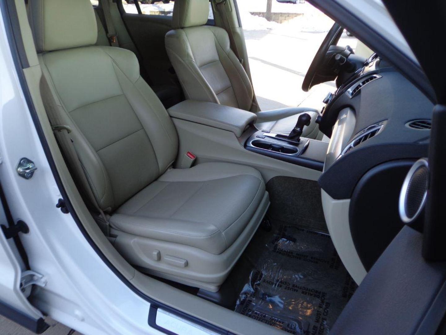 2016 WHITE ACURA RDX TECHNOLOGY (5J8TB4H55GL) with an 3.5L engine, Automatic transmission, located at 6610 L St., Omaha, NE, 68117, (402) 731-7800, 41.212872, -96.014702 - THIS VEHICLE HAS A BEEN FULLY INSPECTED AND HAS A CLEAN TITLE WITH A FREE CARFAX REPORT PROVIDED! TECH PACKAGE WITH A CLEAN CARFAX, LOW MILEAGE, NAV AND NEWER TIRES! *****We have found that most customers do the majority of their shopping online before visiting a ealership. For this reason we f - Photo#16