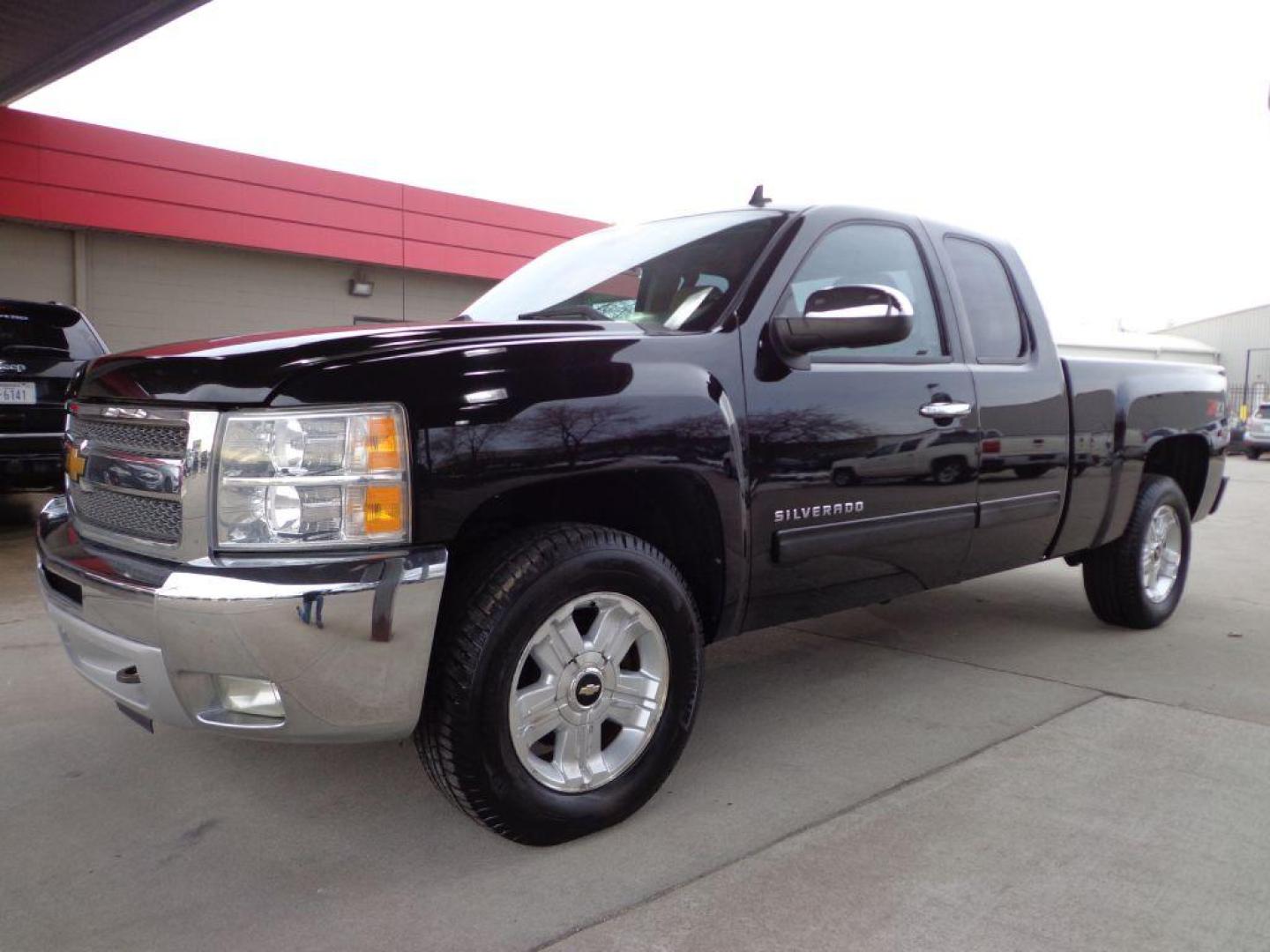 2013 BLACK CHEVROLET SILVERADO 1500 LT (1GCRKSE75DZ) with an 5.3L engine, Automatic transmission, located at 6610 L St., Omaha, NE, 68117, (402) 731-7800, 41.212872, -96.014702 - THIS VEHICLE HAS A CLEAN TITLE WITH A FREE CARFAX PROVIDED! 1-OWNER, CLEAN CARFAX, LOW MILEAGE WITH NEWER TIRES! *****We have found that most customers do the majority of their shopping online before visiting a dealership. For this reason we feel it necessary to have a competitive price on our u - Photo#0